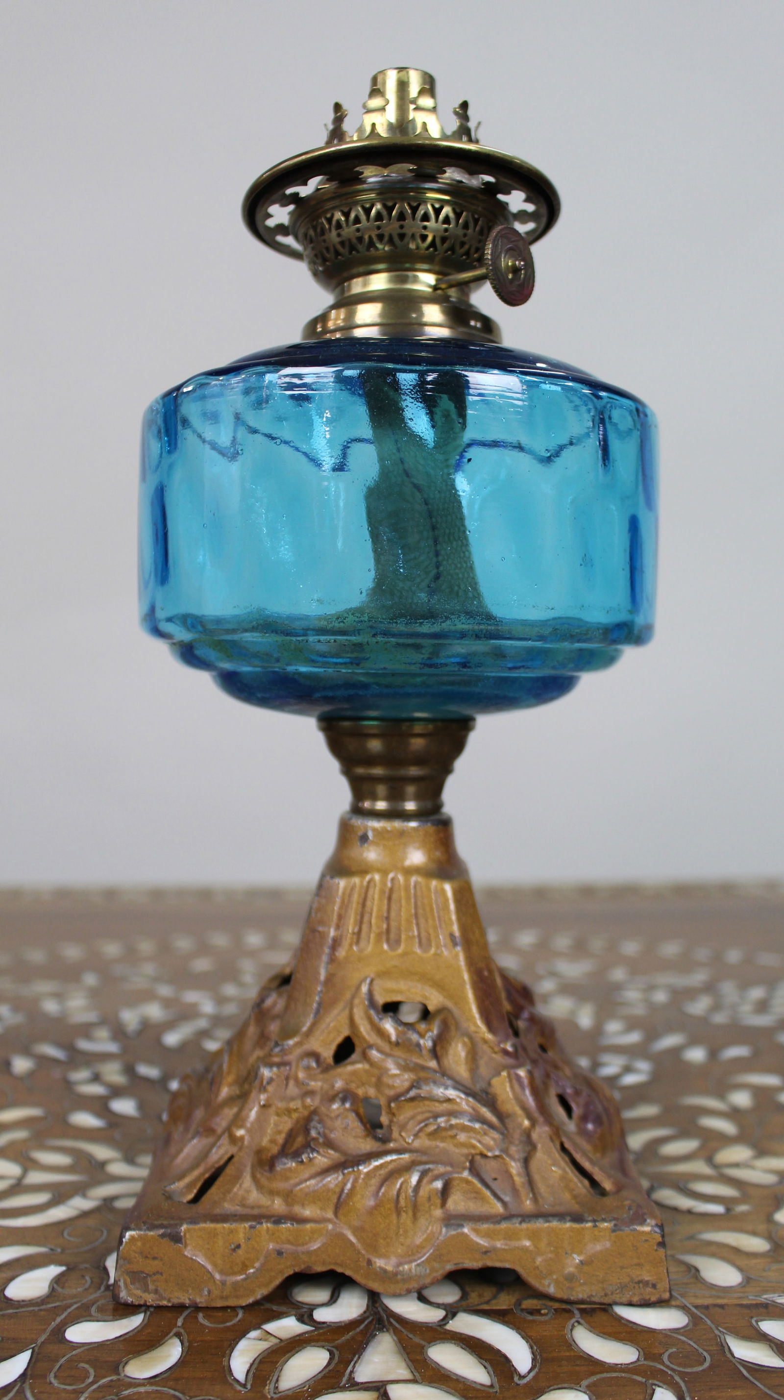Antique Victorian Oil Lamp with Blue Glass Font: Title:Antique Victorian Oil Lamp with Blue Glass Font Description: Antique Victorian Oil Lamp with Blue Glass Font A decorative late 19th-century oil lamp featuring a vibrant blue moulded glass font