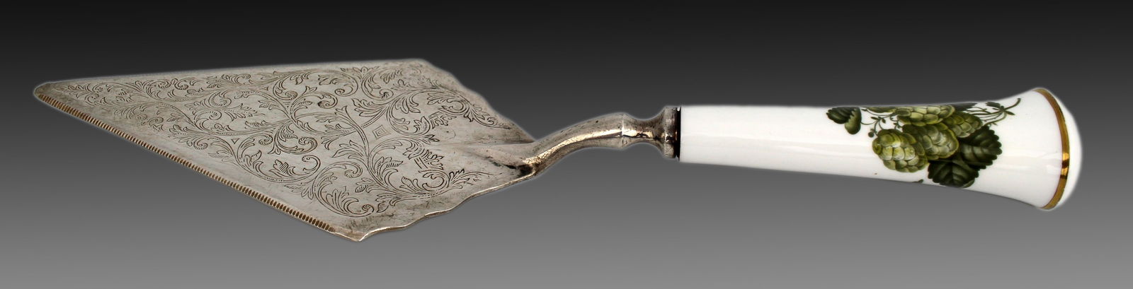 Royal Worcester Hop Pattern Cake Slice: Title:Royal Worcester Hop Pattern Cake Slice Description: Royal Worcester Hop Pattern Cake Slice Length: 29 cm. Good condition; minor wear to gilding, light scratches to silver plate 