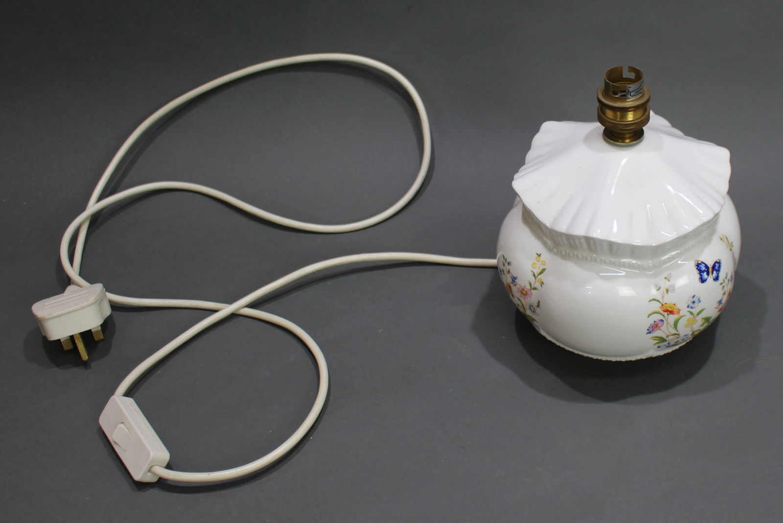 Aynsley Porcelain Butterfly Table Lamp: Title:Aynsley Porcelain Butterfly Table Lamp Description: Aynsley Porcelain Butterfly Table Lamp Aynsley table lamp. Made in England. Width: 17 cm. Height: 20 cm Very good porcelain