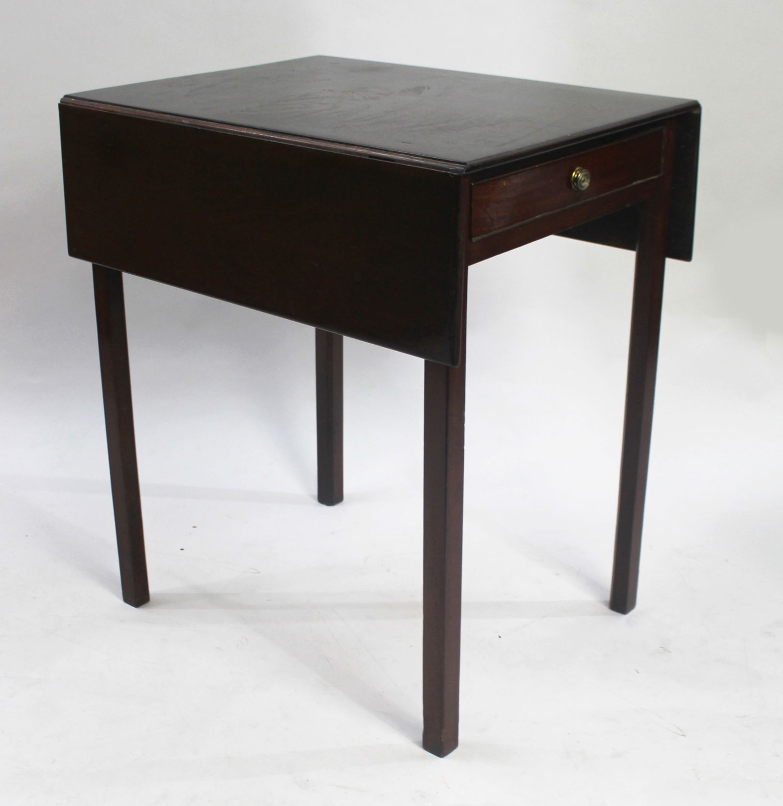 Georgian Mahogany Pembroke Table: Title:Georgian Mahogany Pembroke Table Description: Georgian Mahogany Pembroke Table Small antique pembroke table. Length: 62 cm. Width (leaves down): 48 cm. Width (leaves u