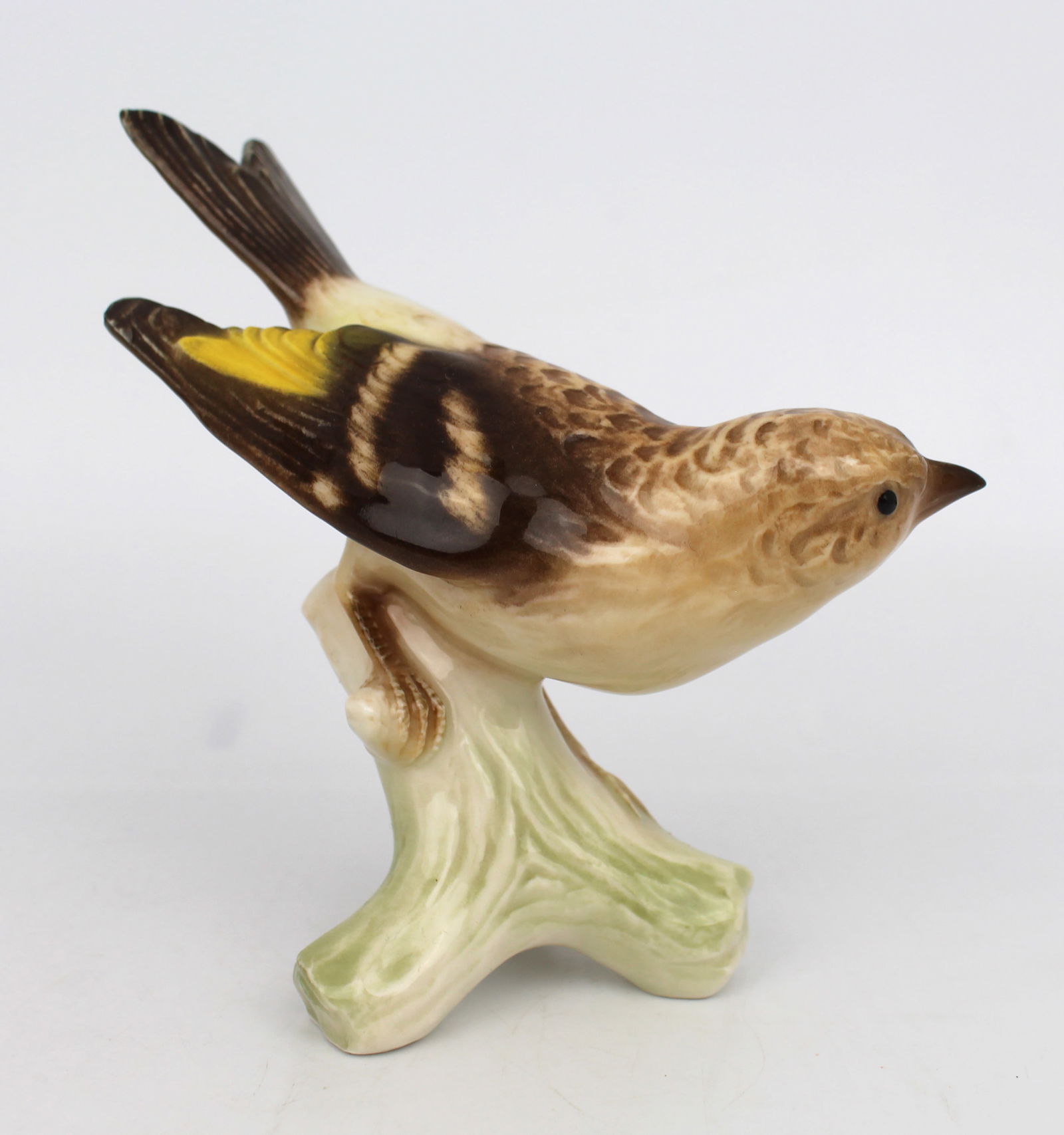Goebel CV 86 Porcelain Figurine: Title:Goebel CV 86 Porcelain Figurine Description: Goebel CV 86 Porcelain Figurine Measures 12 x 6 x 13 cm No chips, cracks or repairs. Very slight rubbing to tip of beak Condition: Used