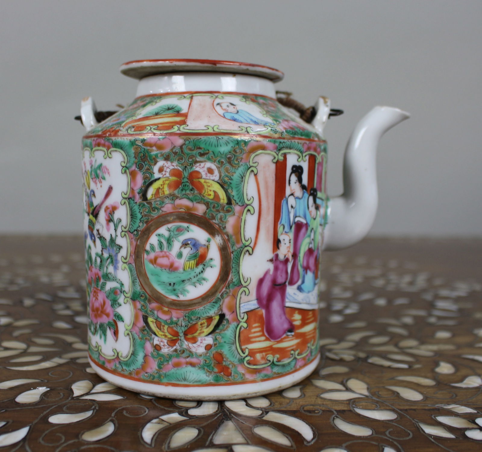 Antique Chinese Canton Famille Rose Porcelain Tea Pot c.1880: Title:Antique Chinese Canton Famille Rose Porcelain Tea Pot c.1880 Description: Antique Chinese Canton Famille Rose Porcelain Tea Pot c.1880 A fine antique Chinese porcelain tea pot, dating from