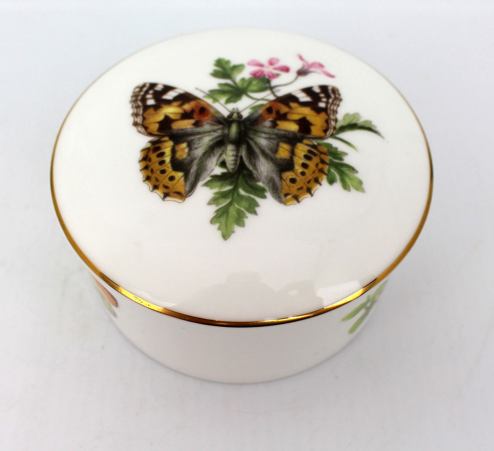 Royal Worcester Butterlies Lidded Circular Trinket Box: Title:Royal Worcester Butterlies Lidded Circular Trinket Box Description: Royal Worcester Butterlies Lidded Circular Trinket Box. Measures 11 x 11 x 6 (height) cm Condition: Used Location