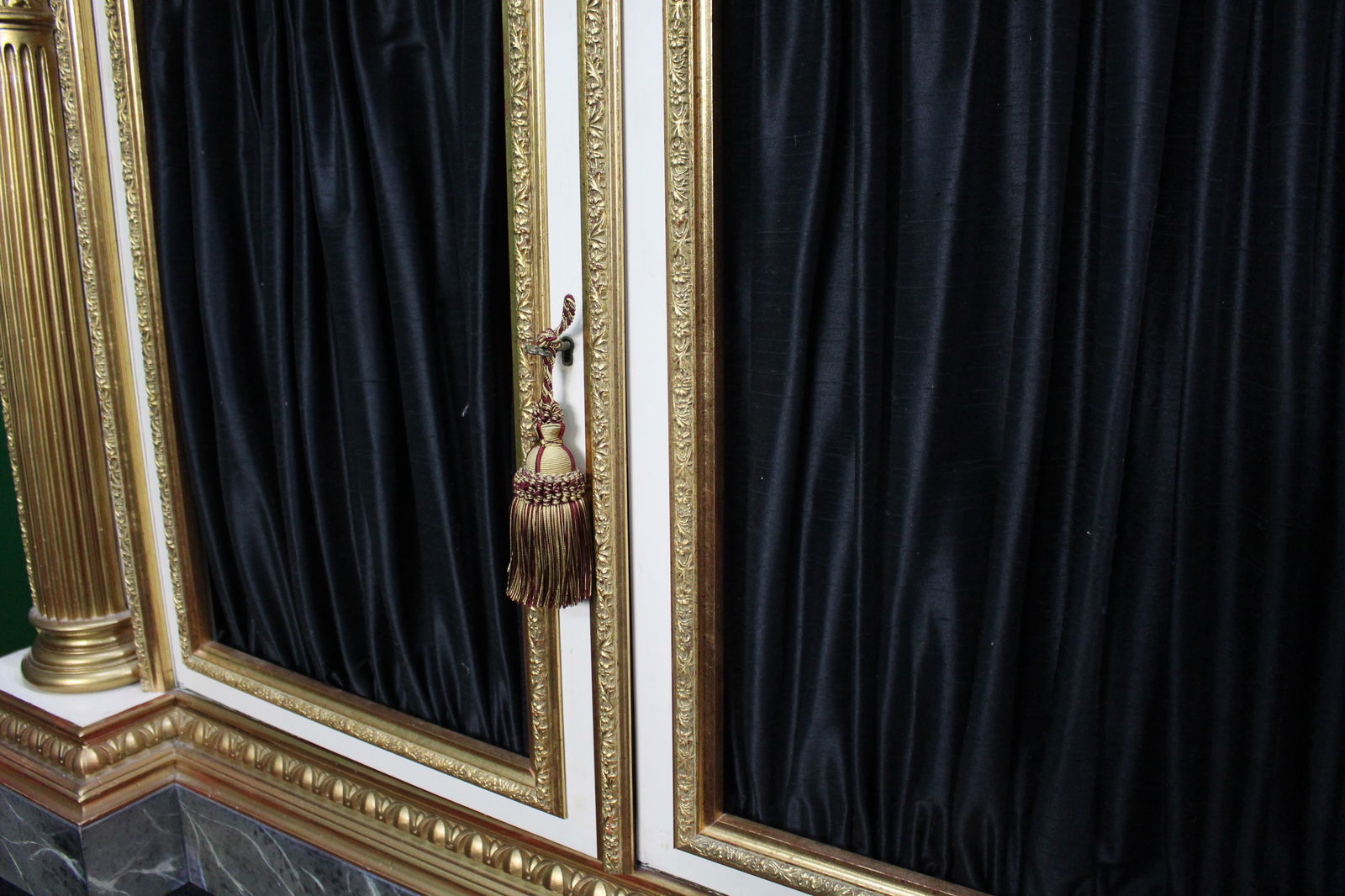 Impressive Neoclassical-Style Painted and Gilt Credenza - 8