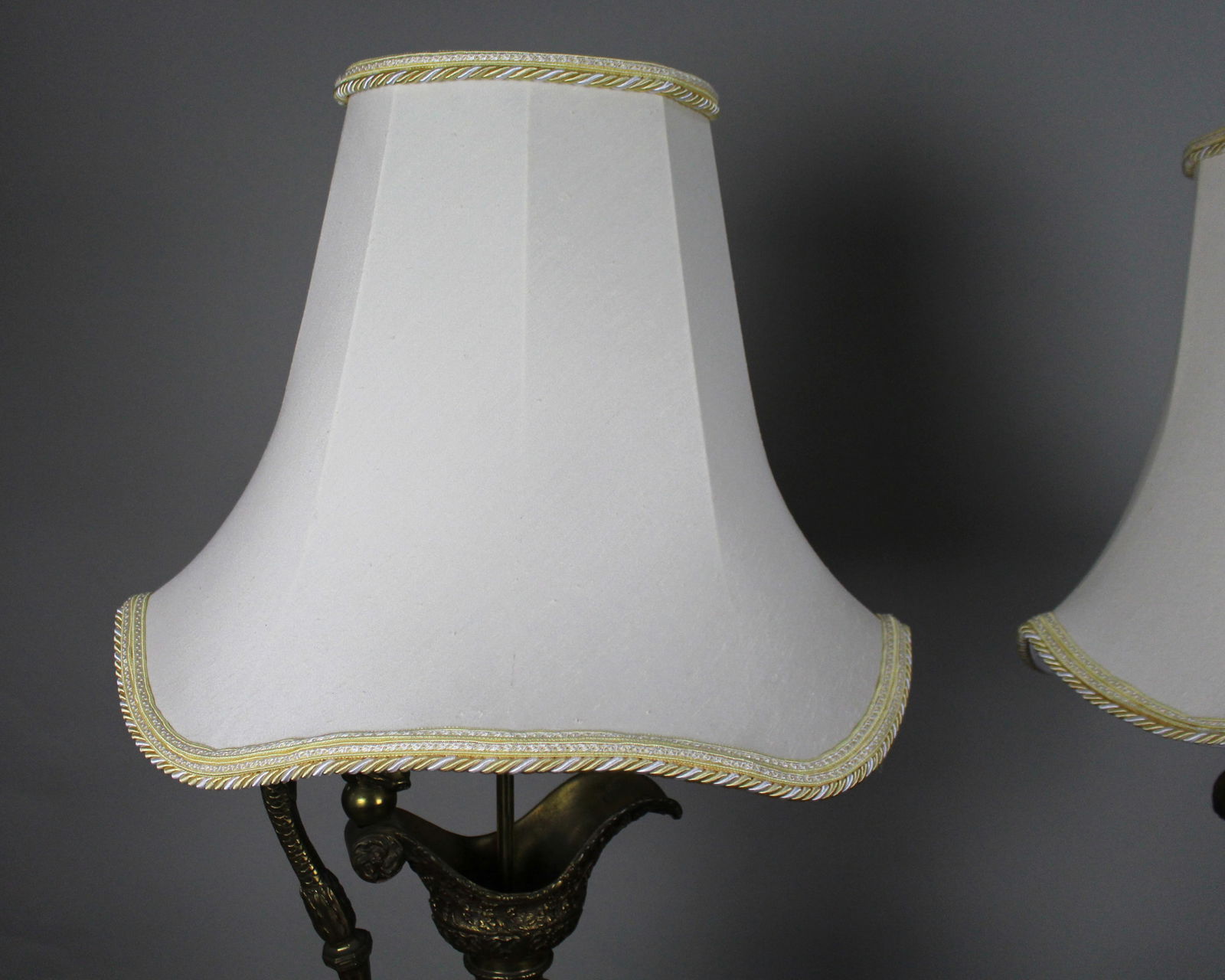 Pair of Early 20th Century French Neoclassical Ewer Lamps with Putti Relief - 3