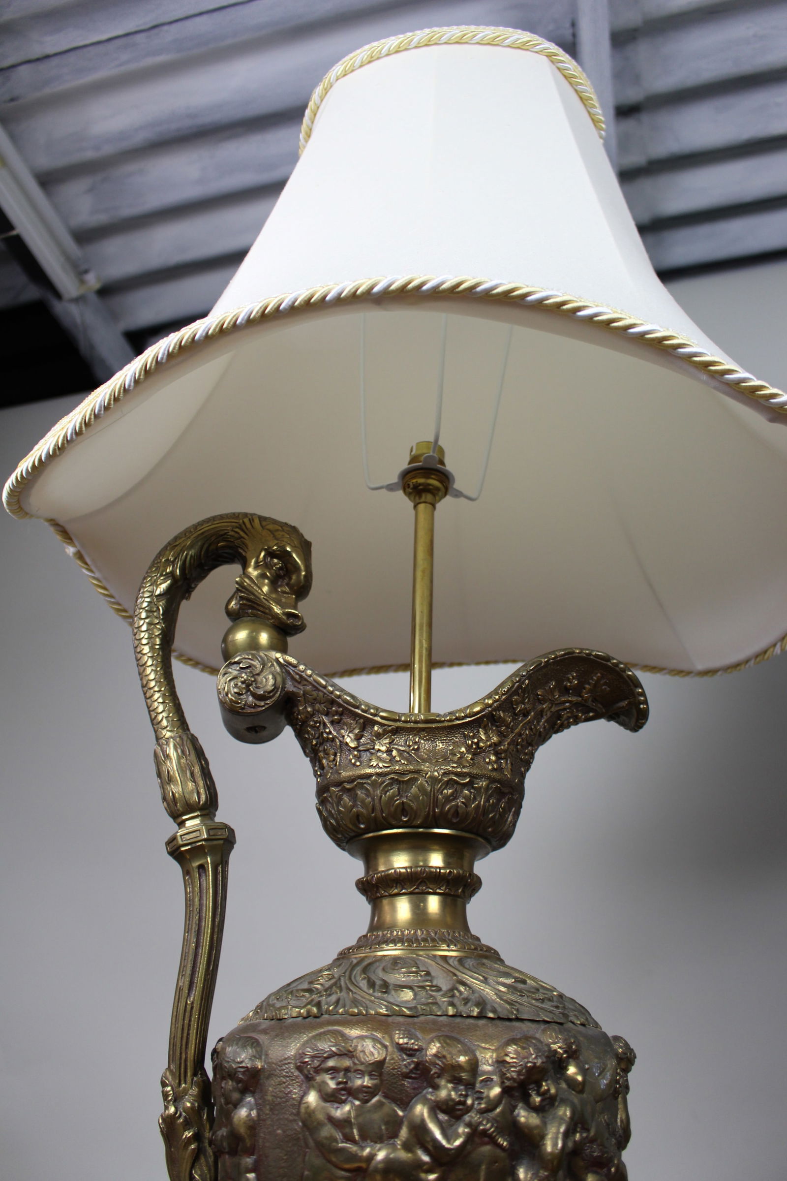 Pair of Early 20th Century French Neoclassical Ewer Lamps with Putti Relief - 7