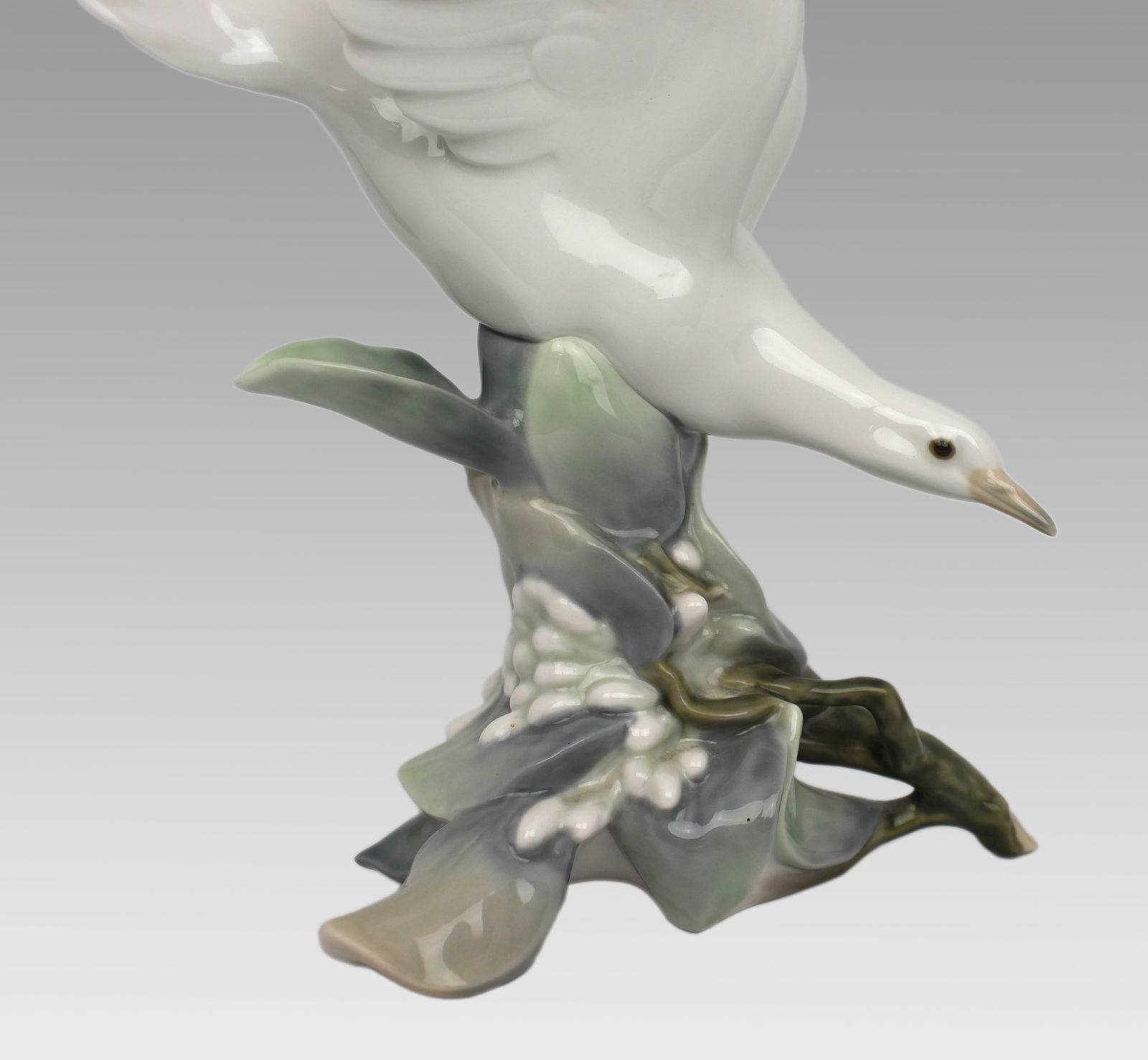 Lladro Sculpture Turtle Dove in Flight - 4