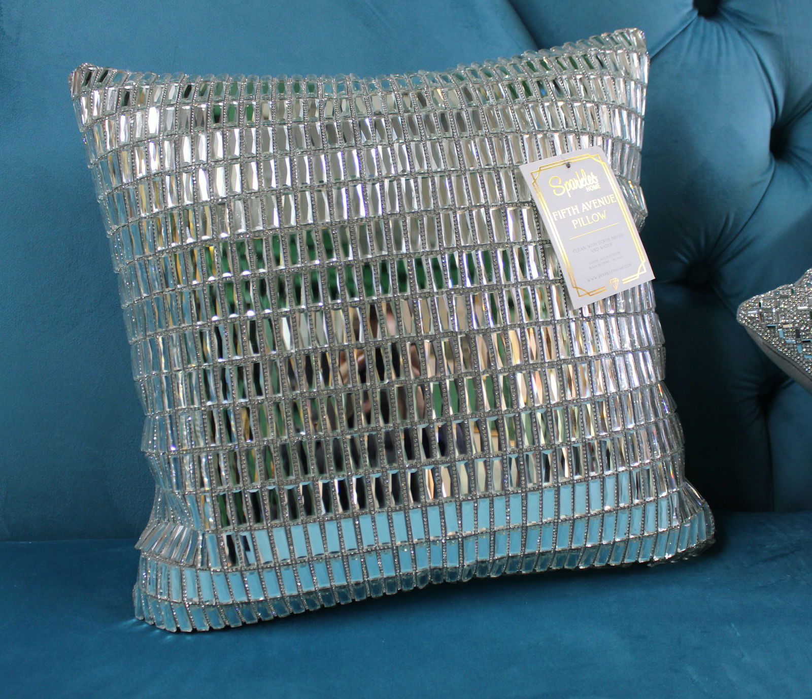 Exquisite Mirror Glass Decorative Pillow (38 x 38 cm): Title: Exquisite Mirror Glass Decorative Pillow (38 x 38 cm) Description: Hollywood-Inspired Mirror Glass Pillow (38 x 38 cm) This striking decorative pillow, featuring real mirror glass on the