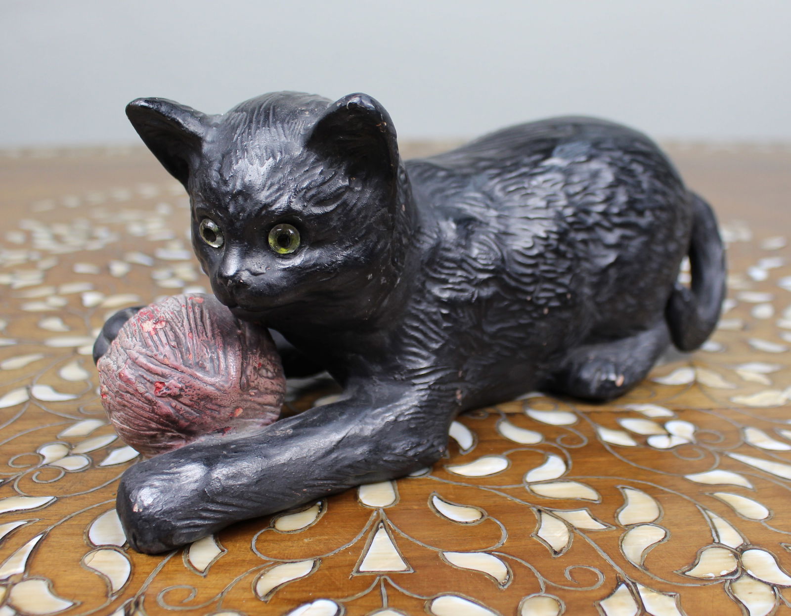 Antique Bretby Pottery Cat with Ball of Wool (Model 1518) - 2