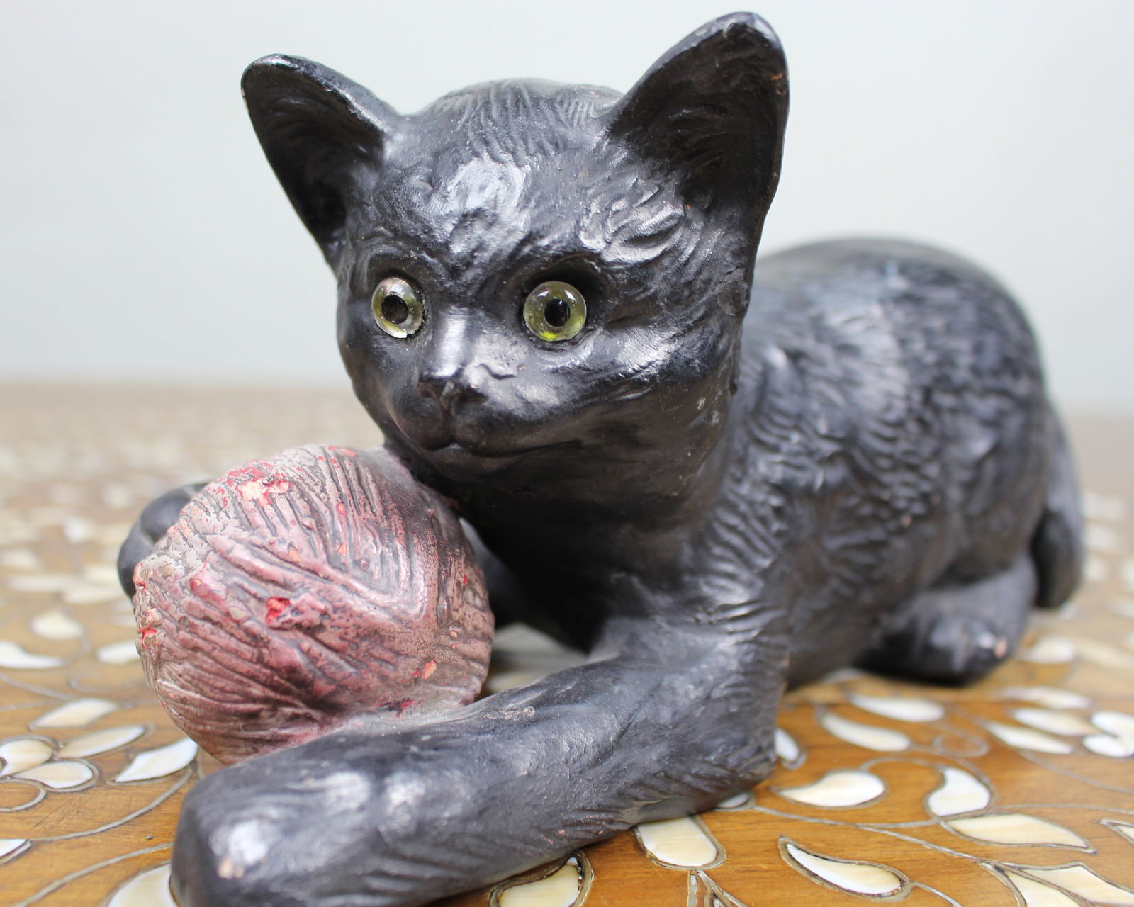 Antique Bretby Pottery Cat with Ball of Wool (Model 1518) - 3