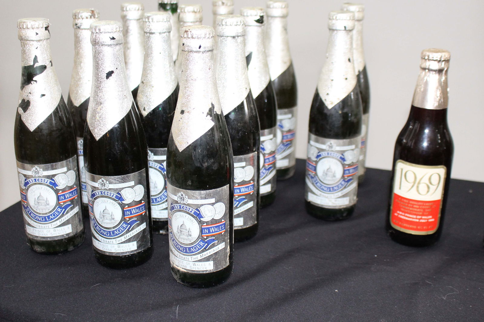 16 Bottles of Commemorative Lager 1981 Ind Coope Diana - 3