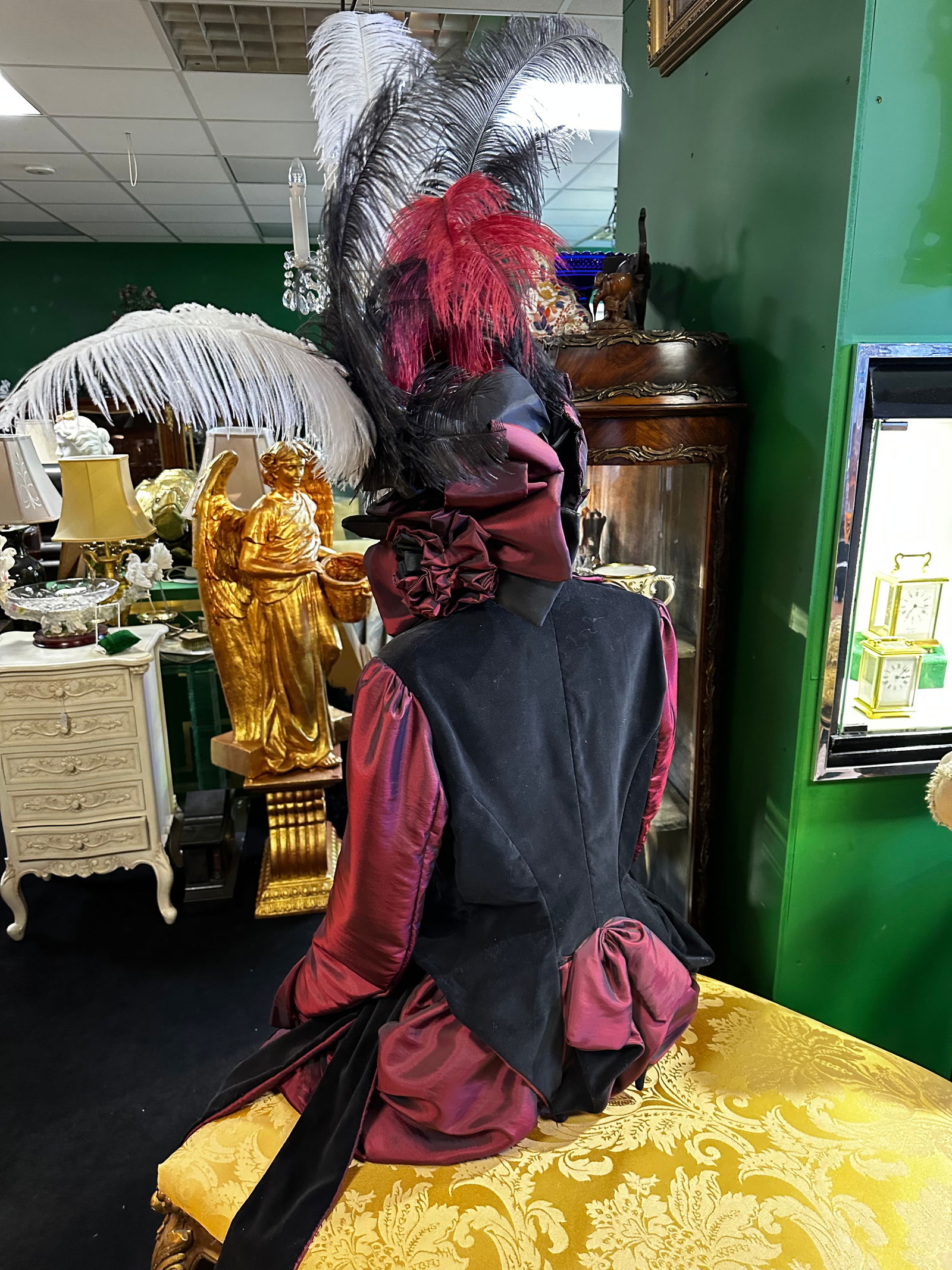 Museum Quality Replica Victorian Dress Mannequin: Title: Museum Quality Replica Victorian Dress Mannequin Description: Museum Quality Victorian Dress & Hat – Life-Size Mannequin Display A superbly crafted, museum-quality