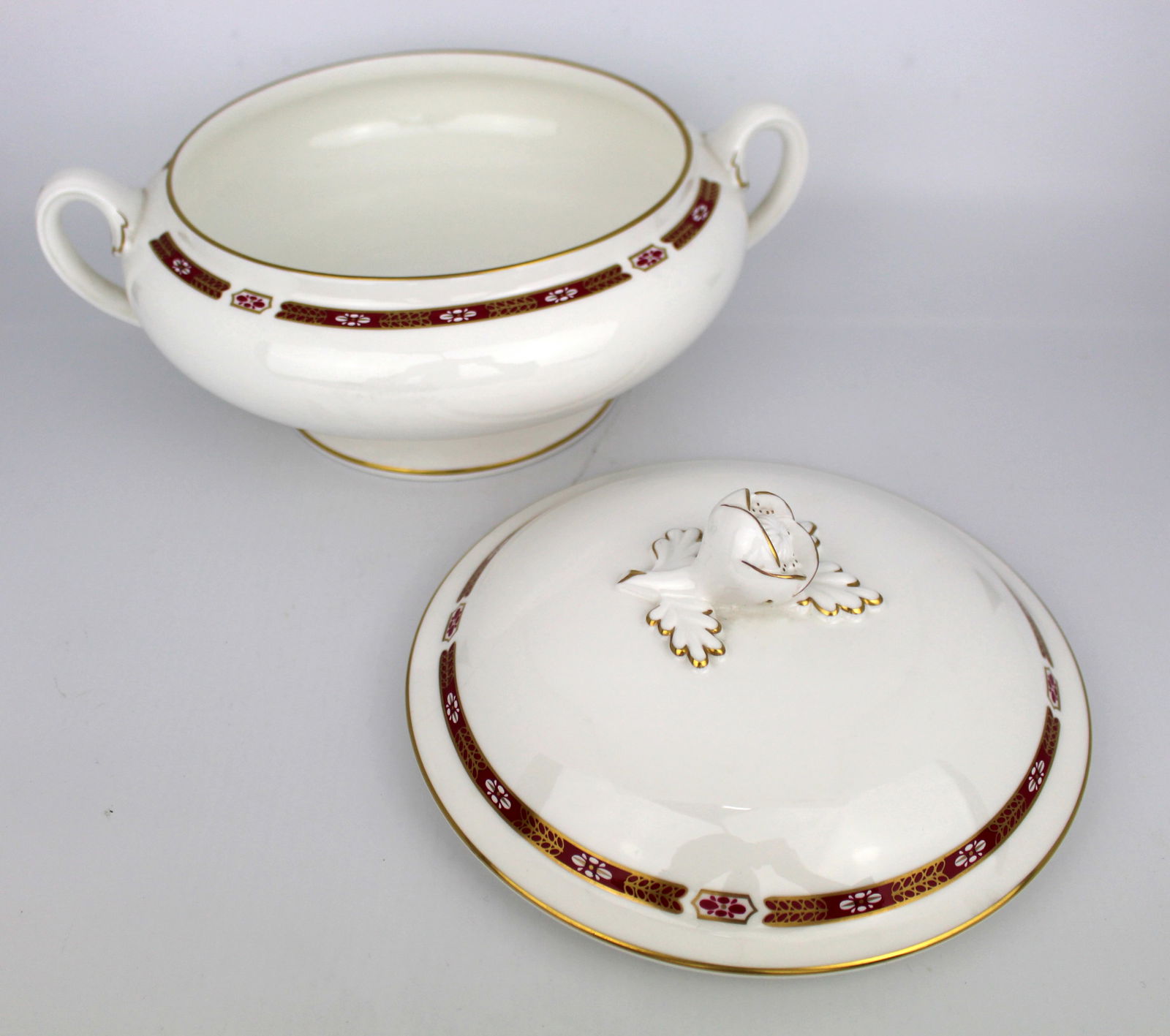 Colelction of Royal Worcester “Grosvenor” Red & White – Sauce Boat & Stand, and Tw - 12