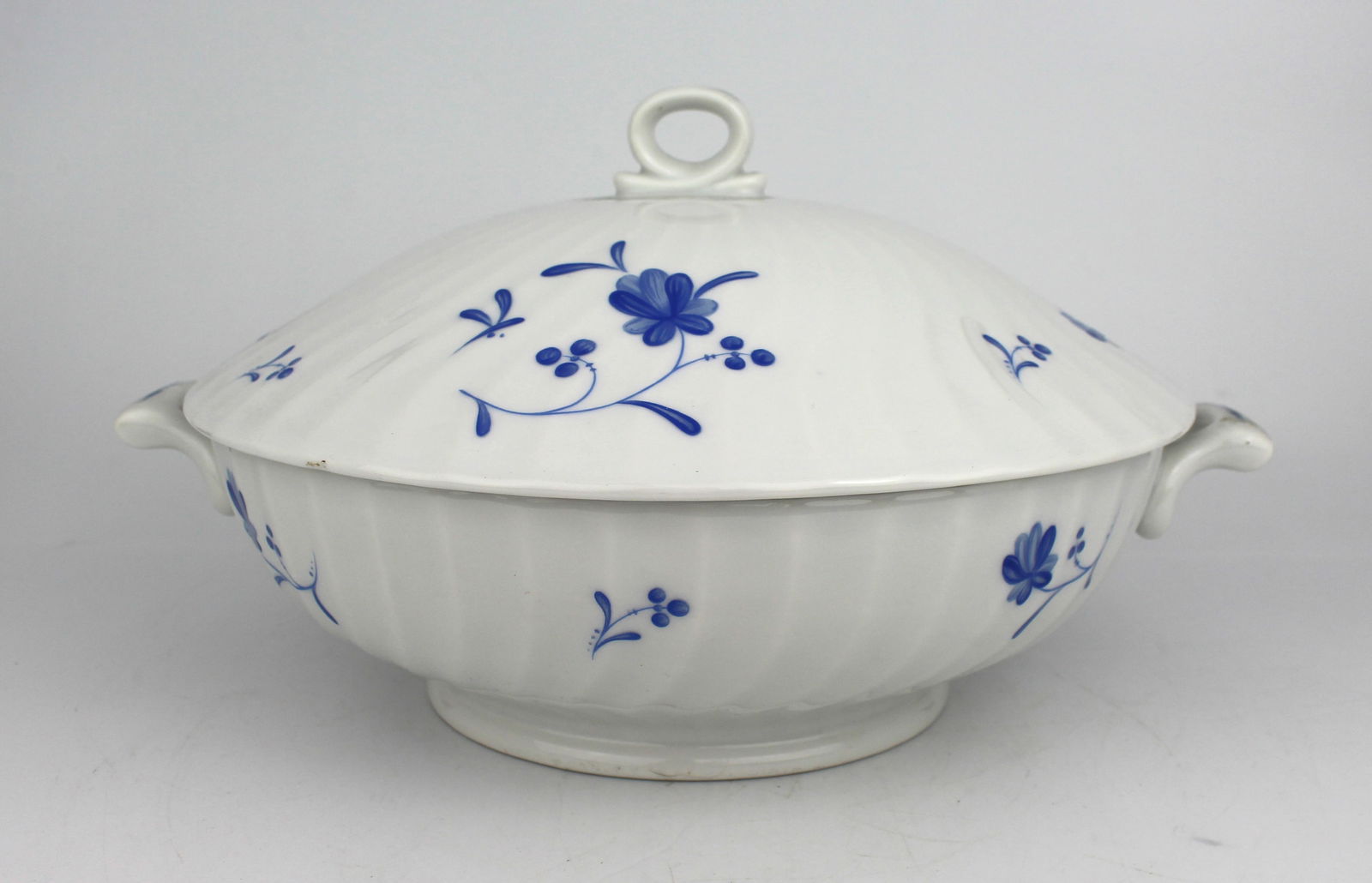 Royal Worcester “Blue Bow” Dinner Service – Plates & Tureen - 11