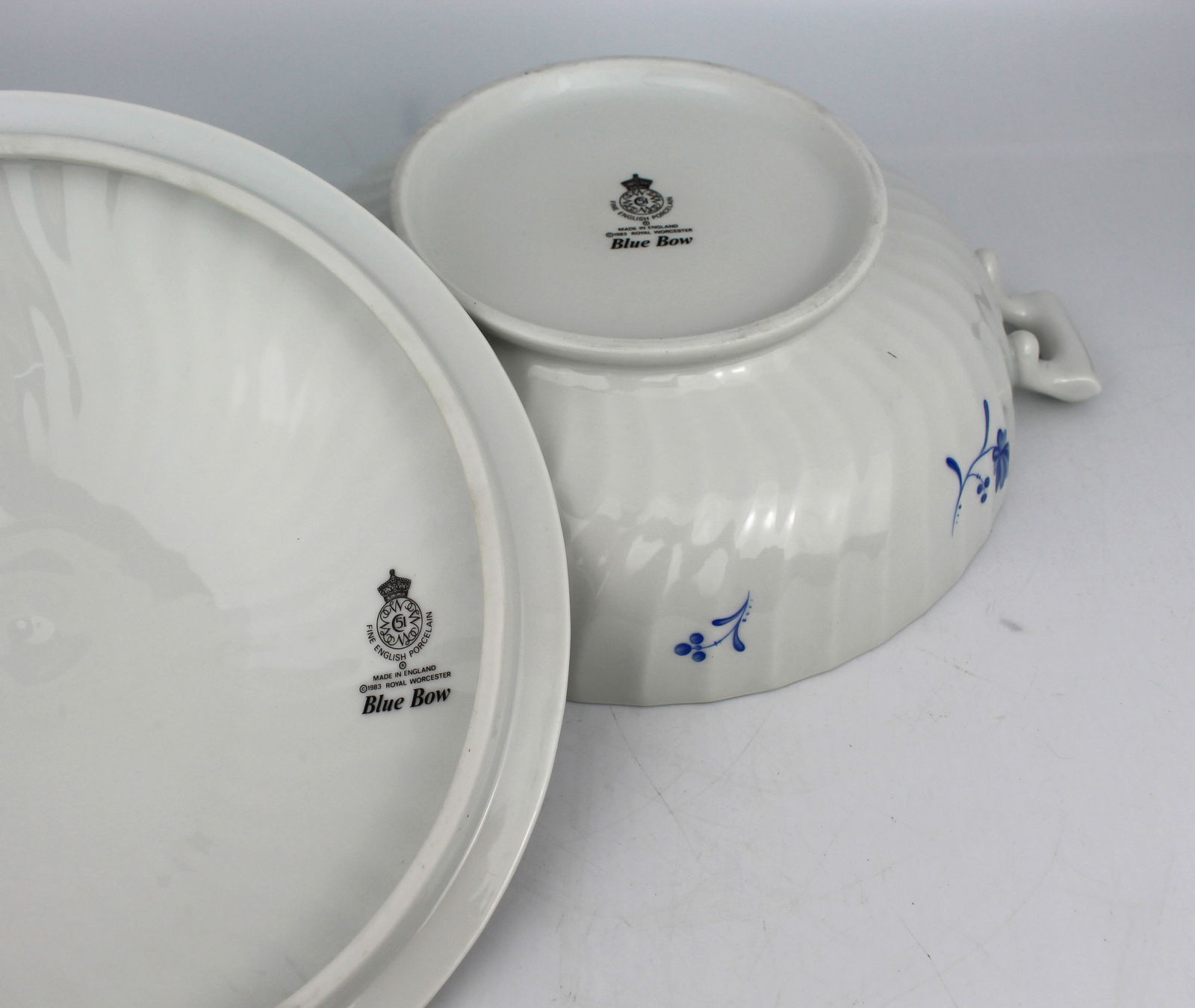 Royal Worcester “Blue Bow” Dinner Service – Plates & Tureen - 13
