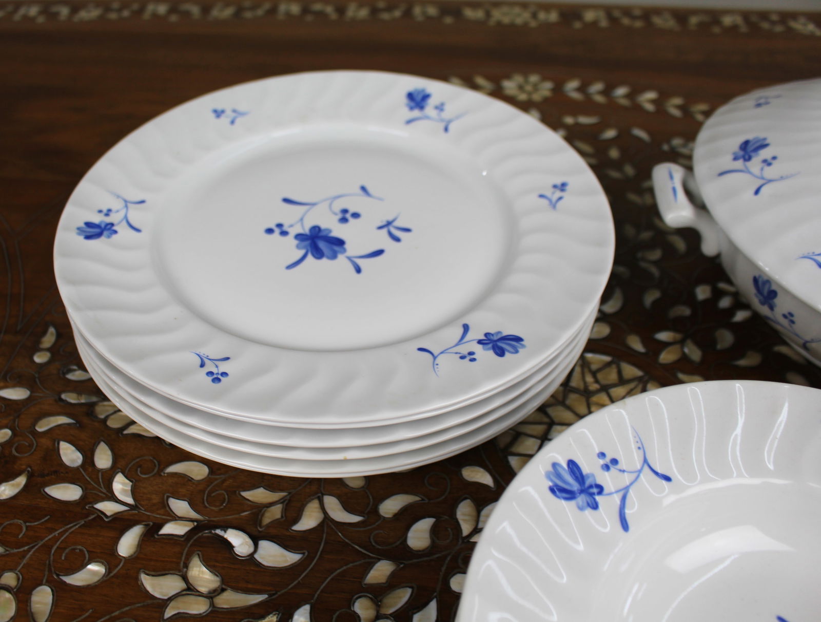 Royal Worcester “Blue Bow” Dinner Service – Plates & Tureen - 3