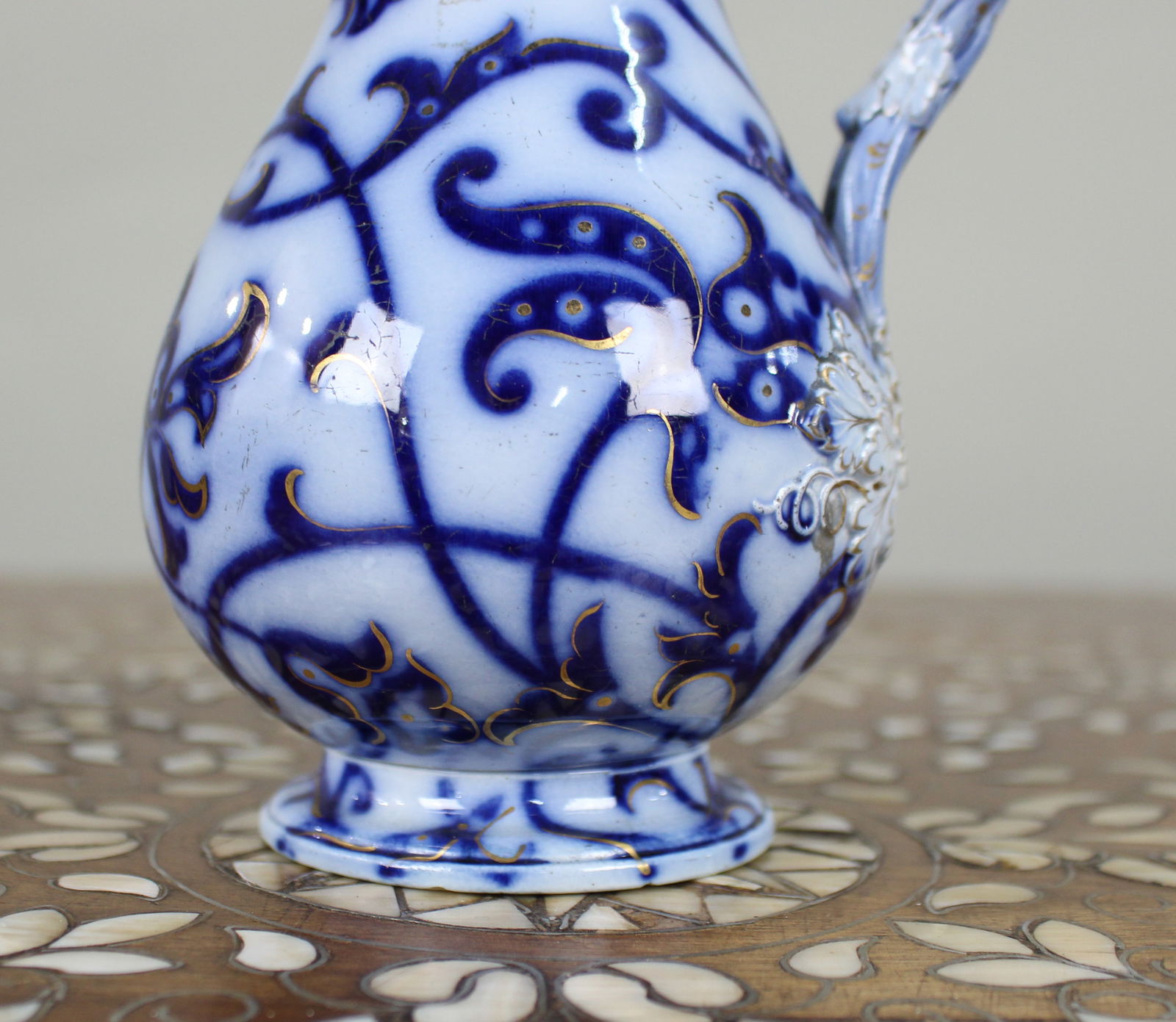 Victorian Flow Blue Relief-Moulded Jug with Pewter Lid, c.1850 - 3