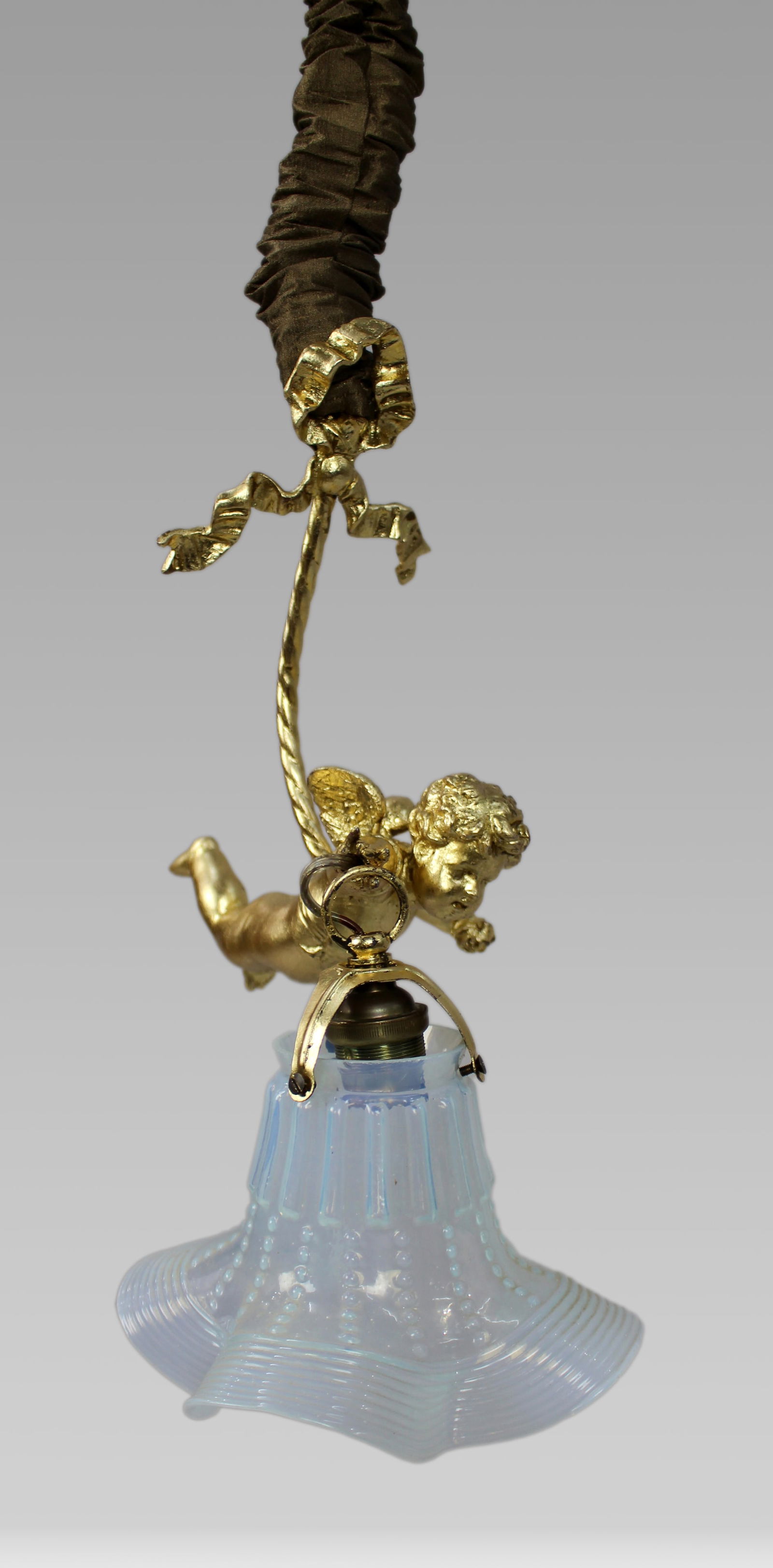 Early 20th Century French Cherub Light with Vaseline Glass Shade: Title: Early 20th Century French Cherub Light with Vaseline Glass Shade Description: Early 20th Century French Cherub Light with Vaseline Glass Shade Description: A decorative Fren