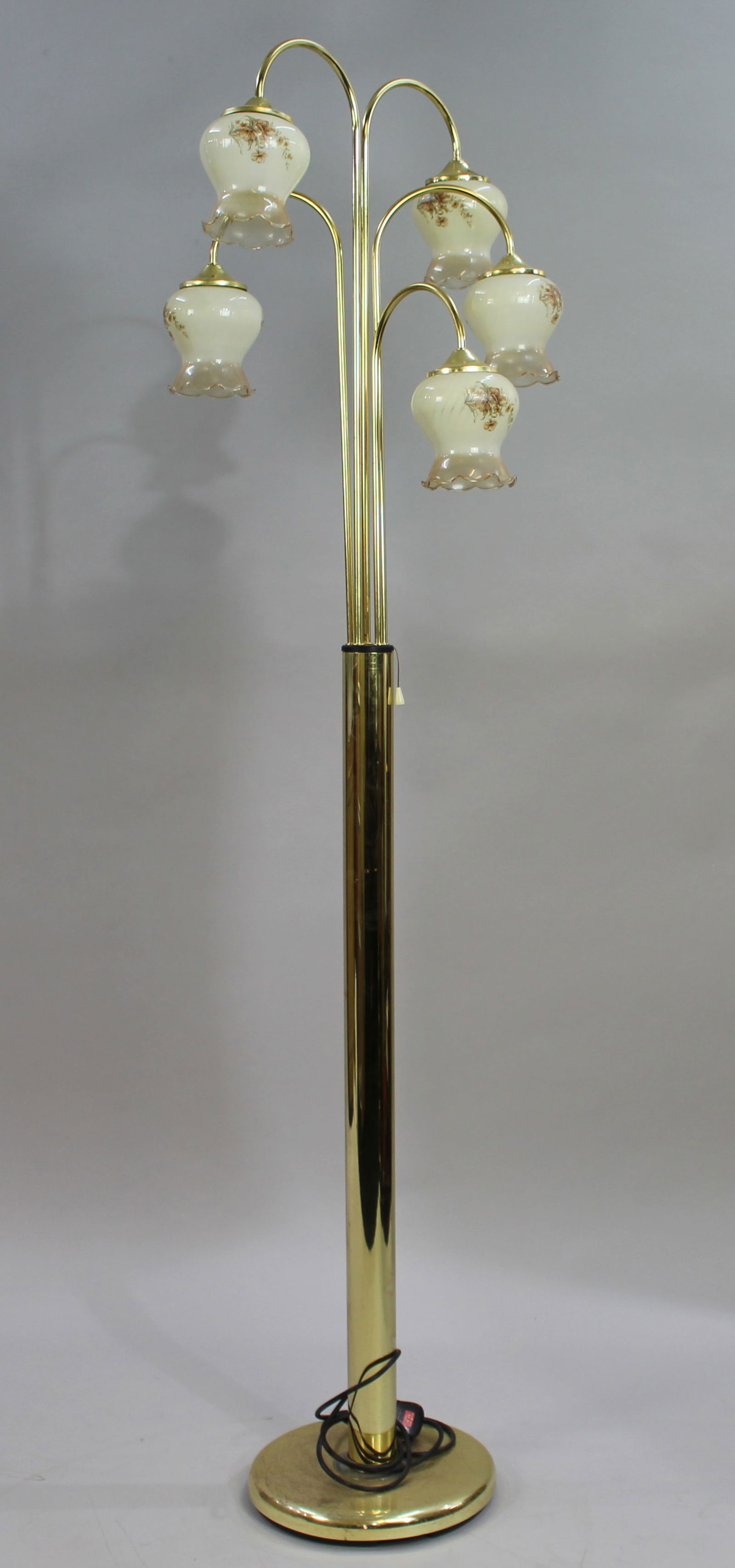 Brass Standard Lamp With Vintage Glass Shades: Title: Brass Standard Lamp With Vintage Glass Shades Description: Brass Standard Lamp With Vintage Glass Shades Late 20th century Heavy & good quality Vintage g