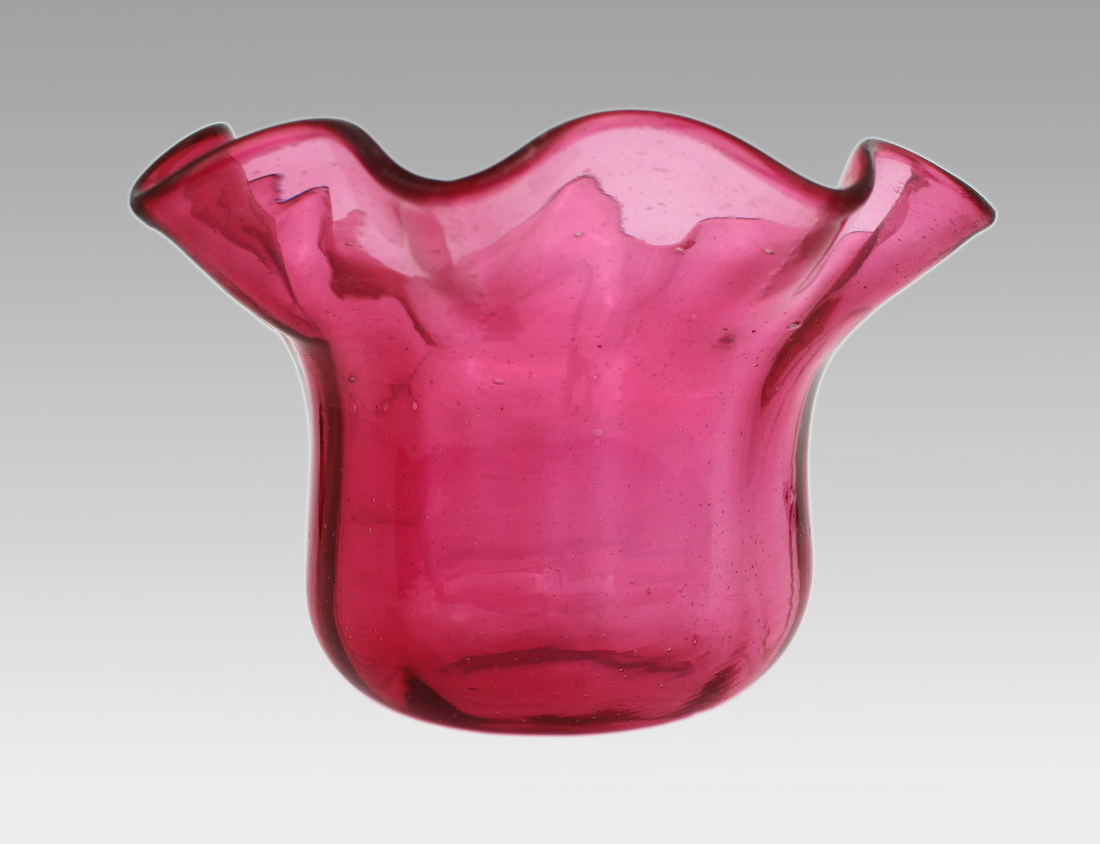 Victorian Cranberry Glass Ruffled Lampshade: Title: Victorian Cranberry Glass Ruffled Lampshade Description: Victorian Cranberry Glass Ruffled Lampshade Late 19th century A good quality hand-blown cranberry glass lampshade with ruffled