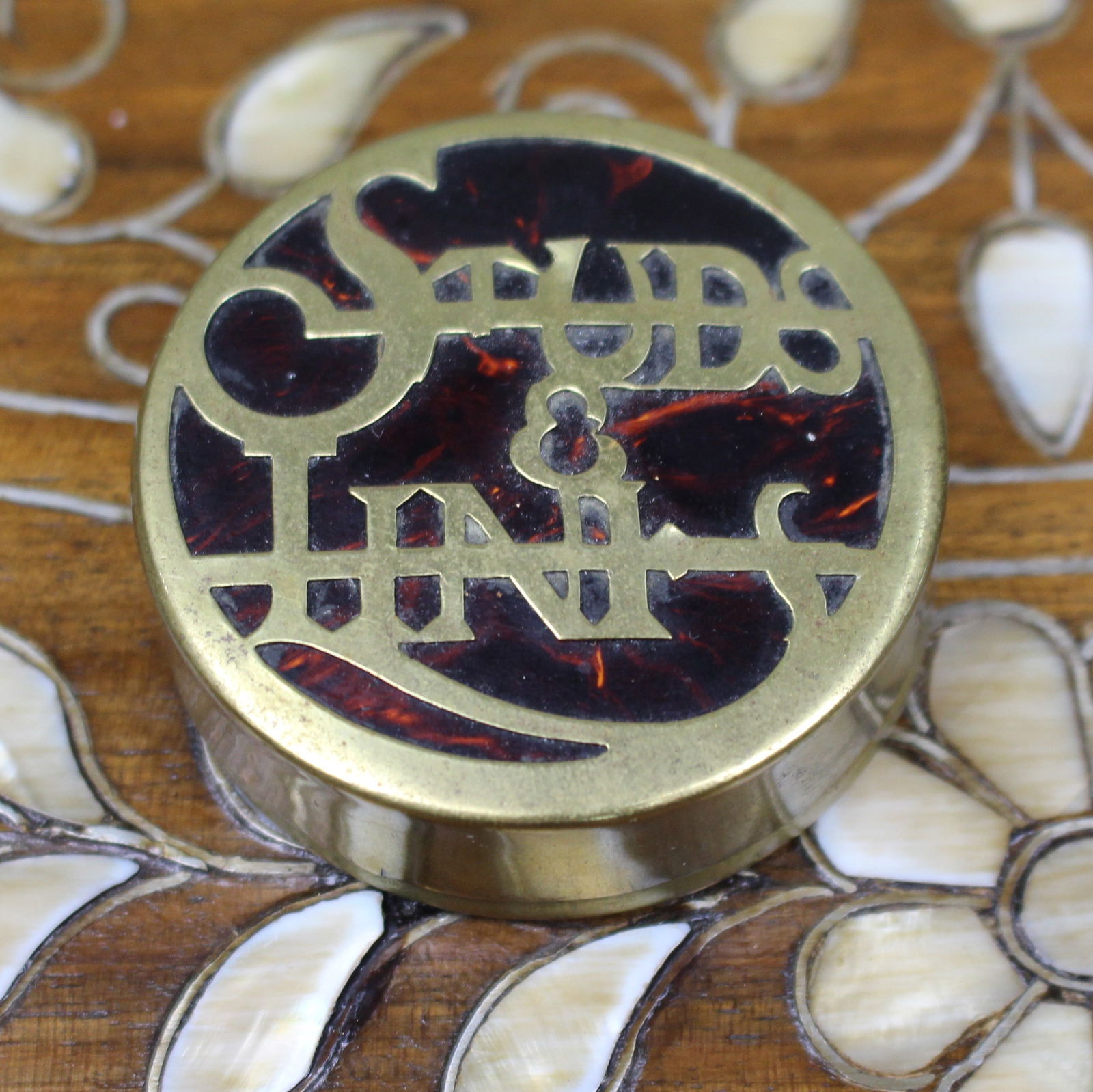 Early 20th Century Gentleman's Studs & Links Box: Title: Early 20th Century Gentleman's Studs & Links Box Description: Early 20th Century Gentleman's Studs & Links Box A smart early 20th century circular gentleman’s cuff