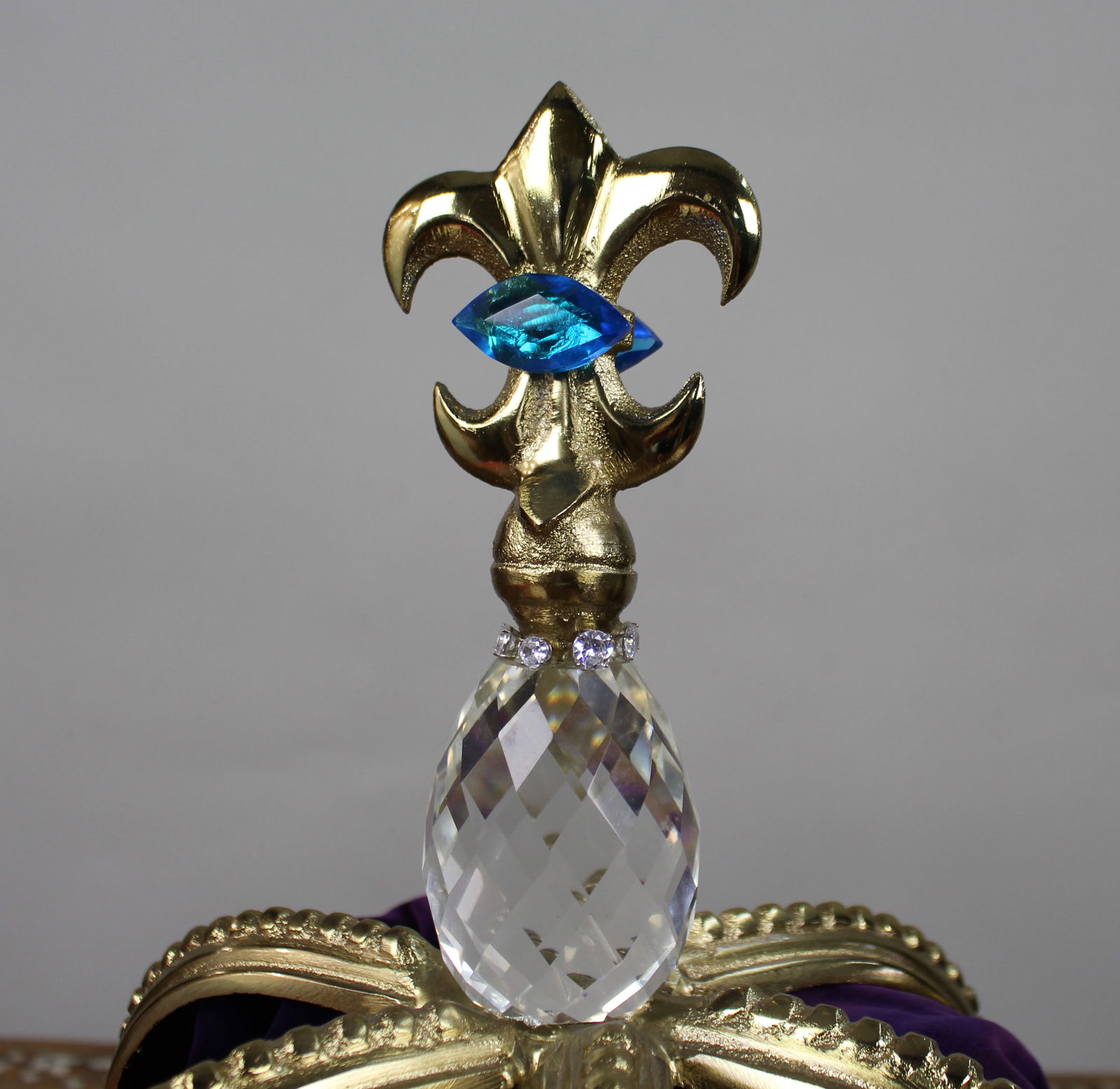 Pair of Decorative Crown Coronet Lamps with Marble Bases - 4