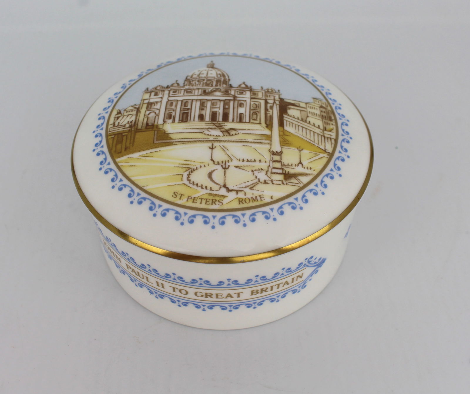 Royal Worcester St Peter's Rome Lidded Circular Box: Title: Royal Worcester St Peter's Rome Lidded Circular Box Description: Royal Worcester St Peter's Rome Lidded Circular Box Royal Worcester Full factory backstamp Measures 11 x