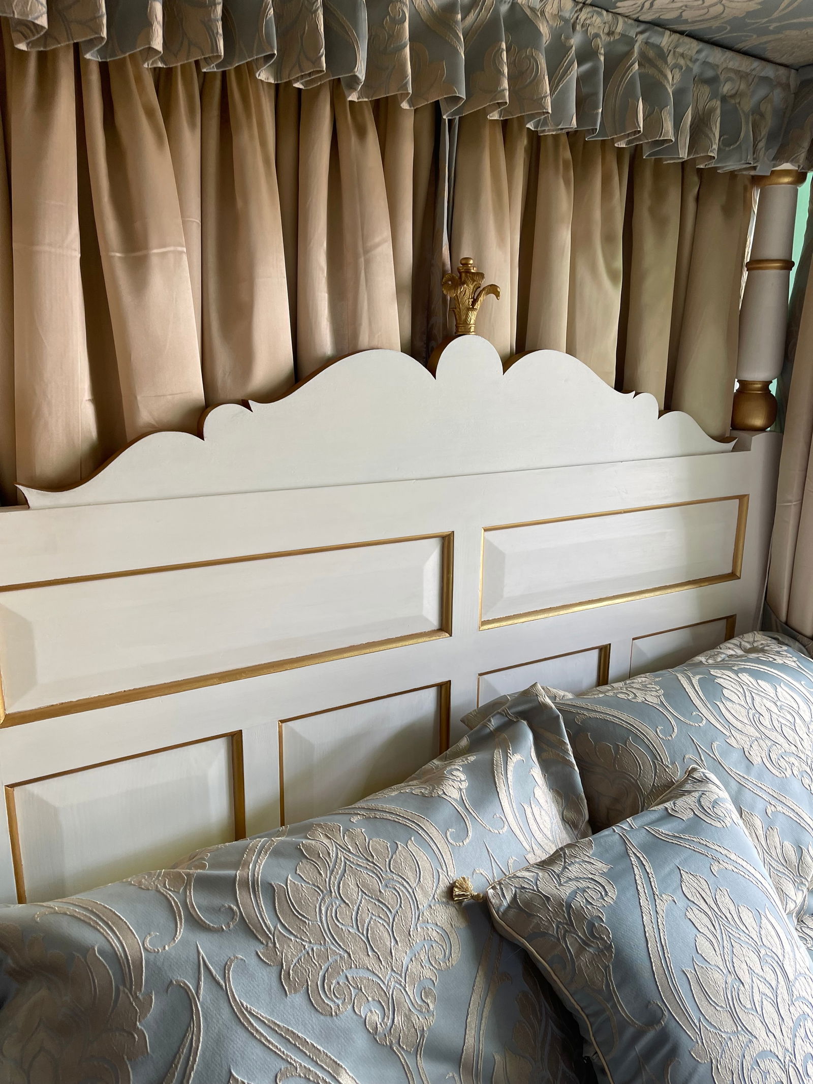 Hand Made White & Gold Painted Carved Wooden Four Poster Bed - 11