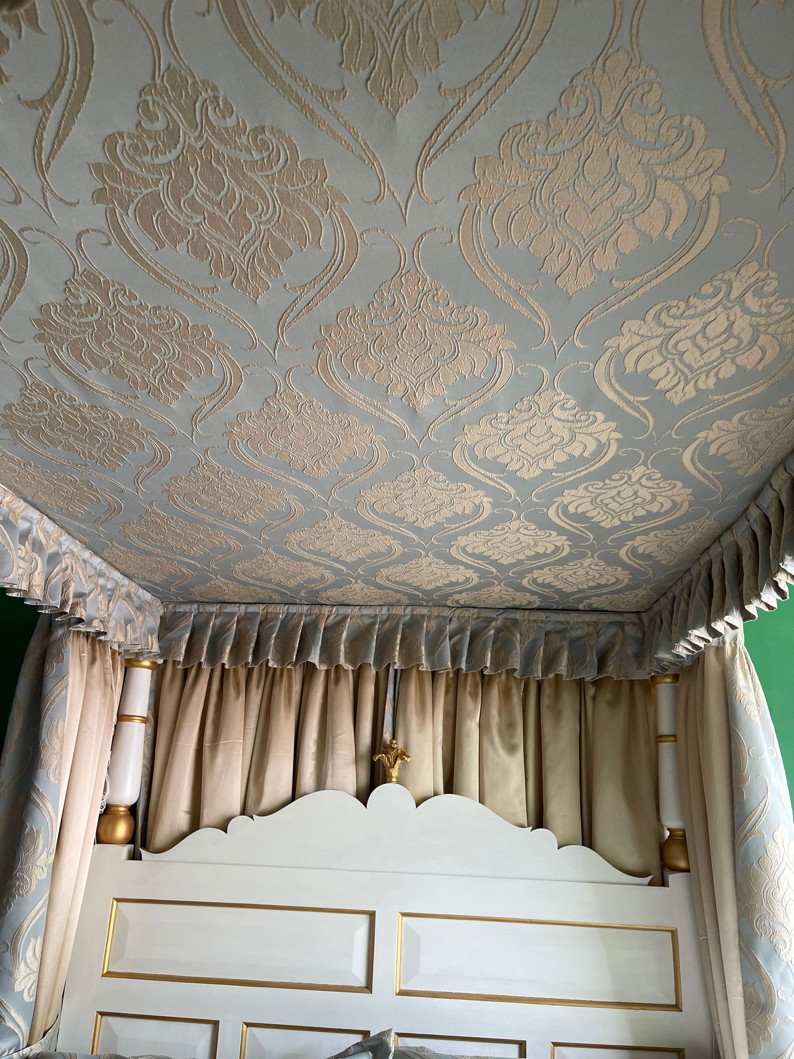 Hand Made White & Gold Painted Carved Wooden Four Poster Bed - 16