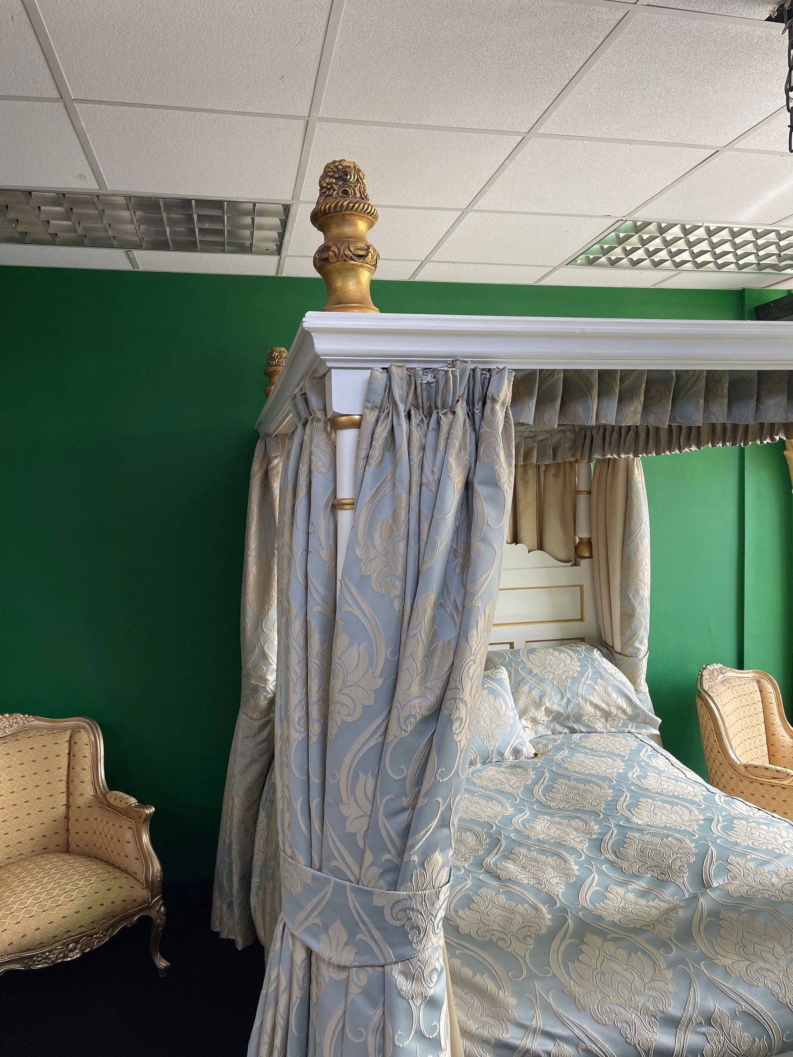 Hand Made White & Gold Painted Carved Wooden Four Poster Bed - 3