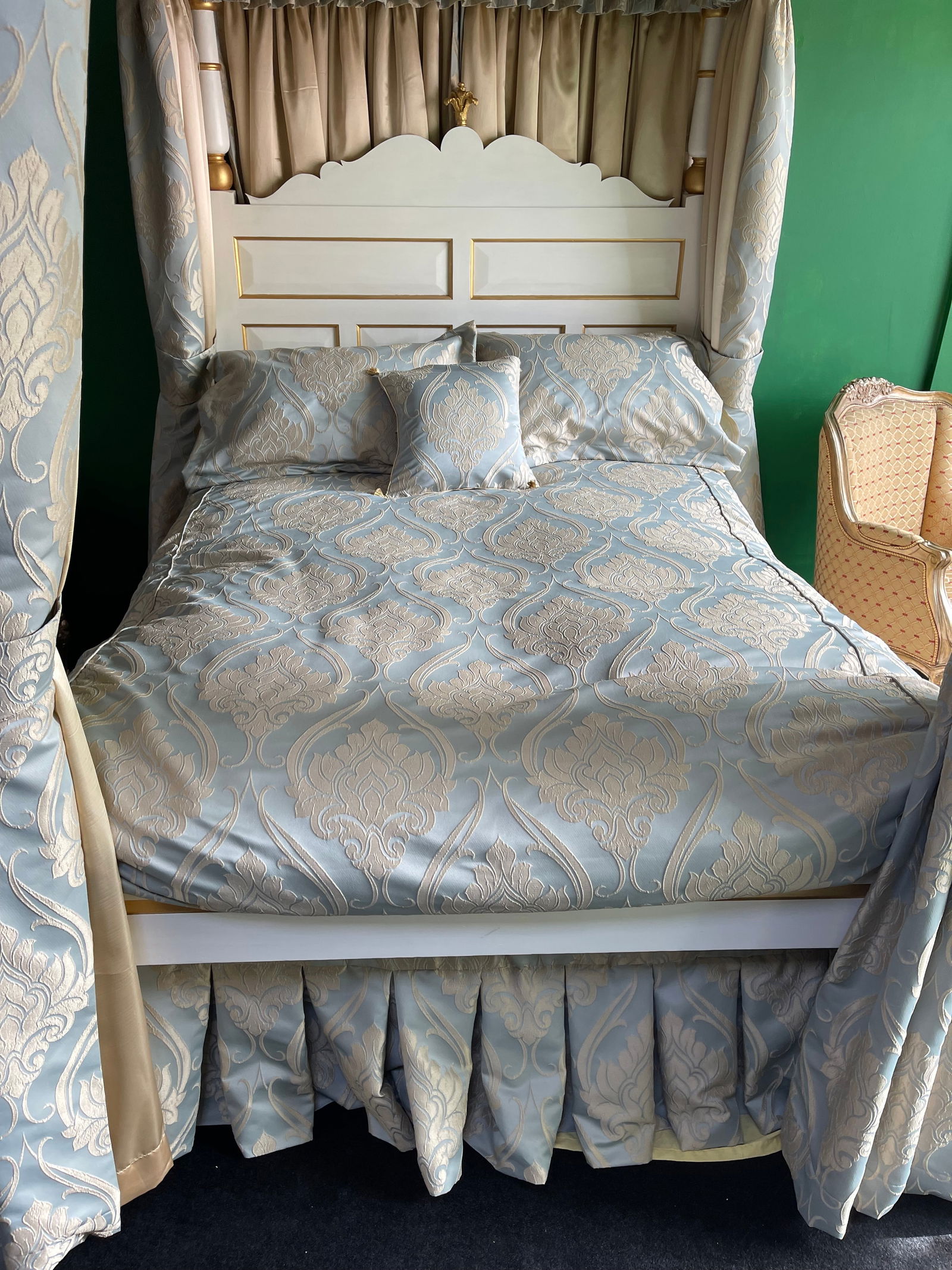 Hand Made White & Gold Painted Carved Wooden Four Poster Bed - 5