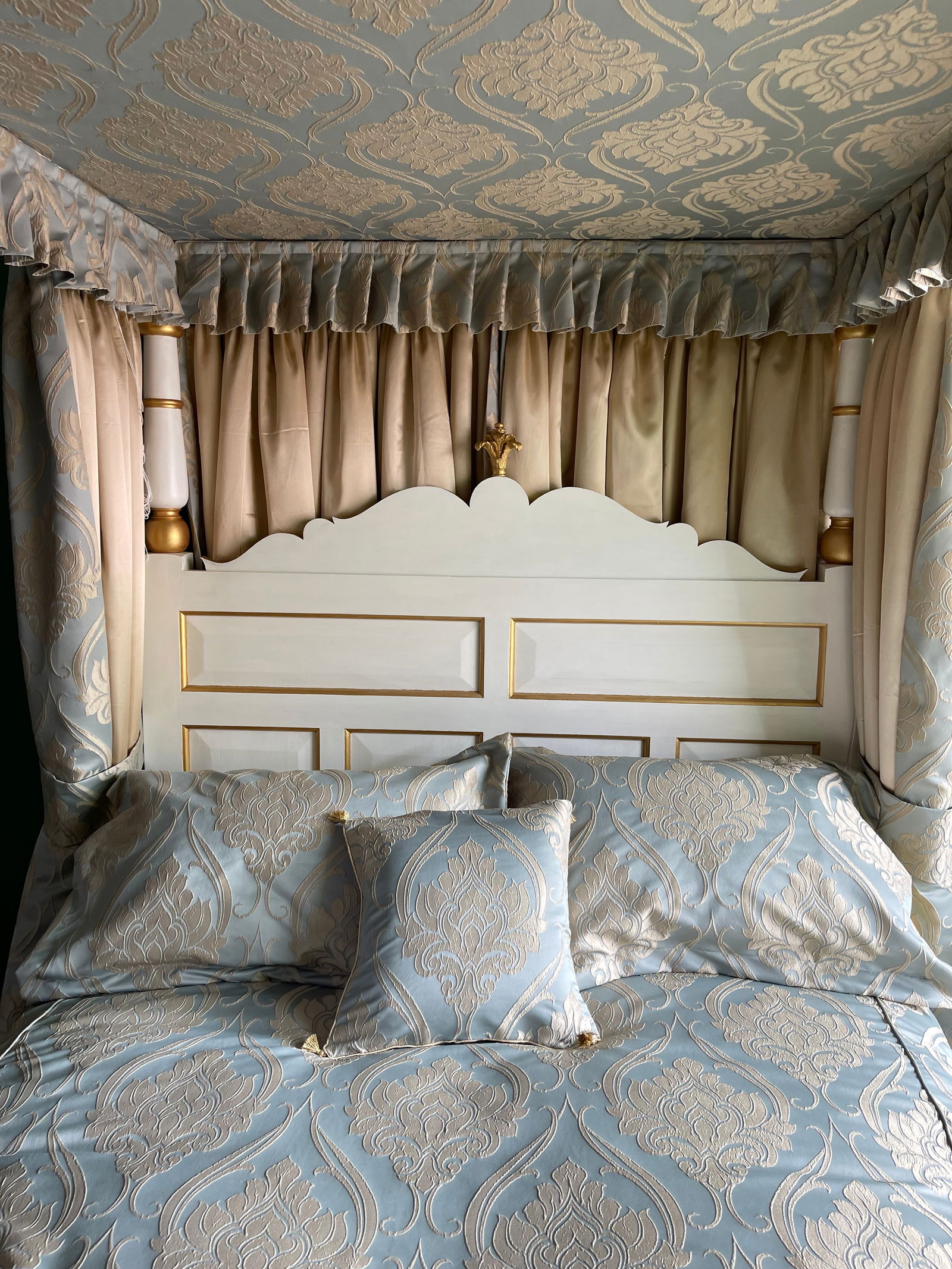 Hand Made White & Gold Painted Carved Wooden Four Poster Bed - 8