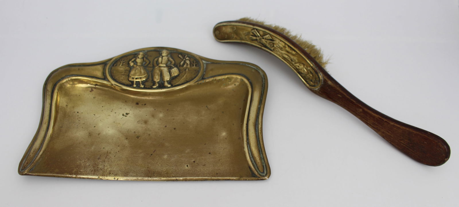 Art Nouveau Brass Crumb Tray & Brush: Title: Art Nouveau Brass Crumb Tray & Brush Description: Art Nouveau Brass Crumb Tray and Brush Set, c.1900–1910 A decorative brass crumb tray and brush set dating to the earl