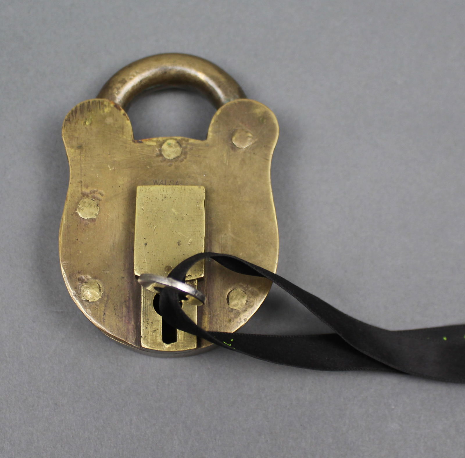 Early 20th c. Solid Brass Industrial Padlock – Walsall, Dated 1915 - 5