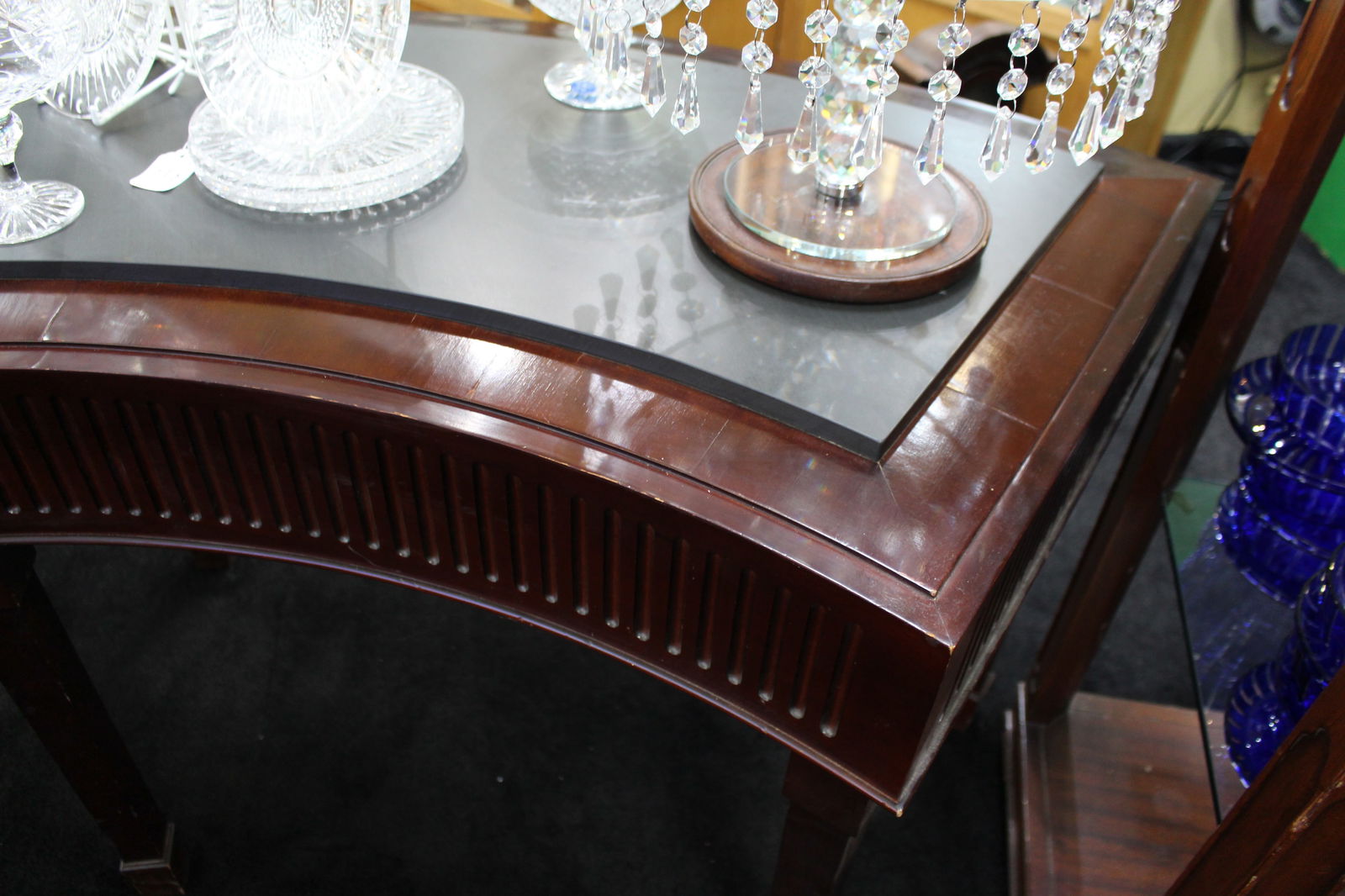Large and Heavy Mahogany Console Table with Reeded Frieze and Fixed Marble Top – c.20th Centur - 6