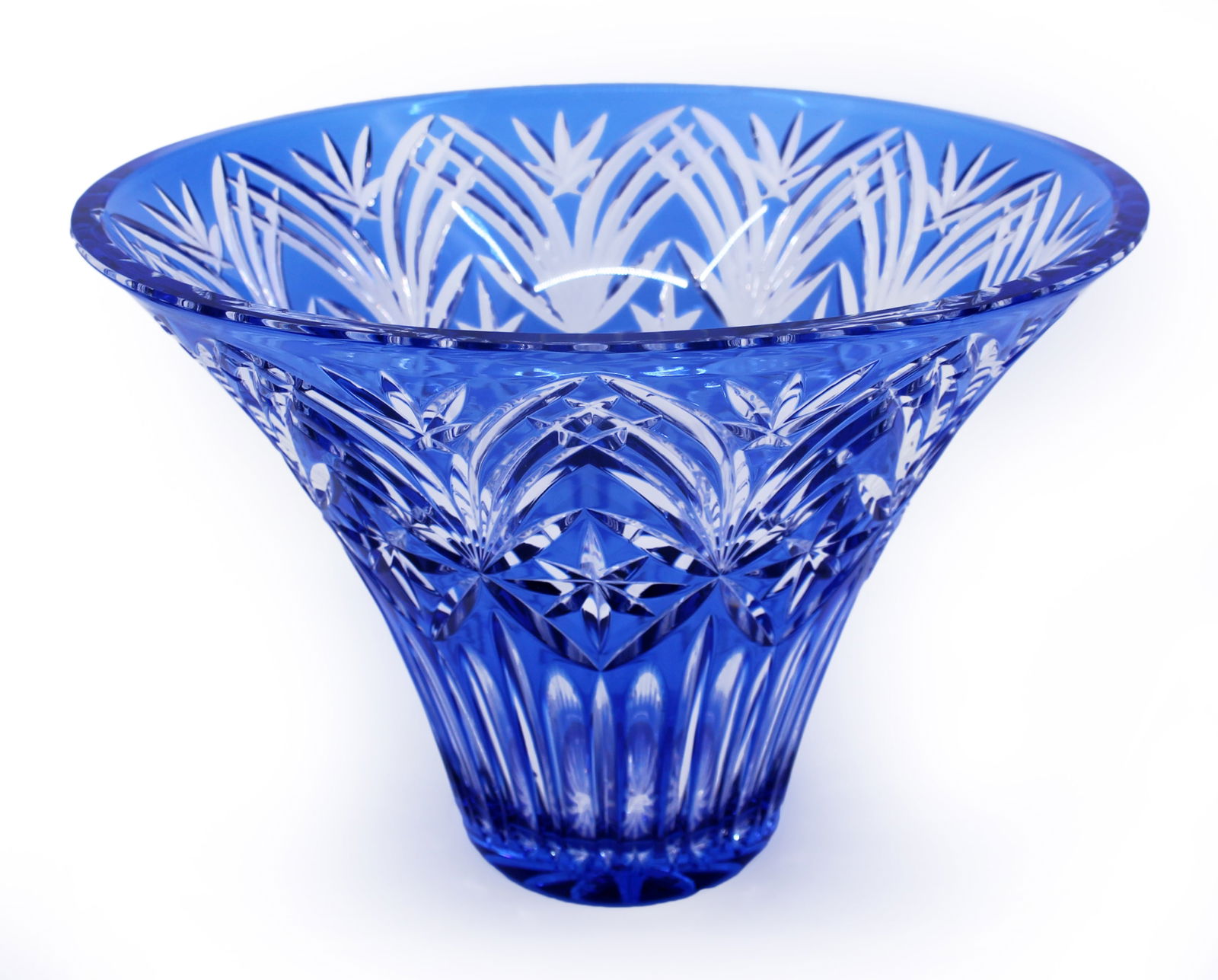 Fine Large Bohemian Blue Overlay Crystal Centrepiece Vase: Title: Fine Large Bohemian Blue Overlay Crystal Centrepiece Vase Description: Fine Large Bohemian Blue Overlay Crystal Centrepiece Vase A superb vintage Bohemian crystal vase in richly coloured