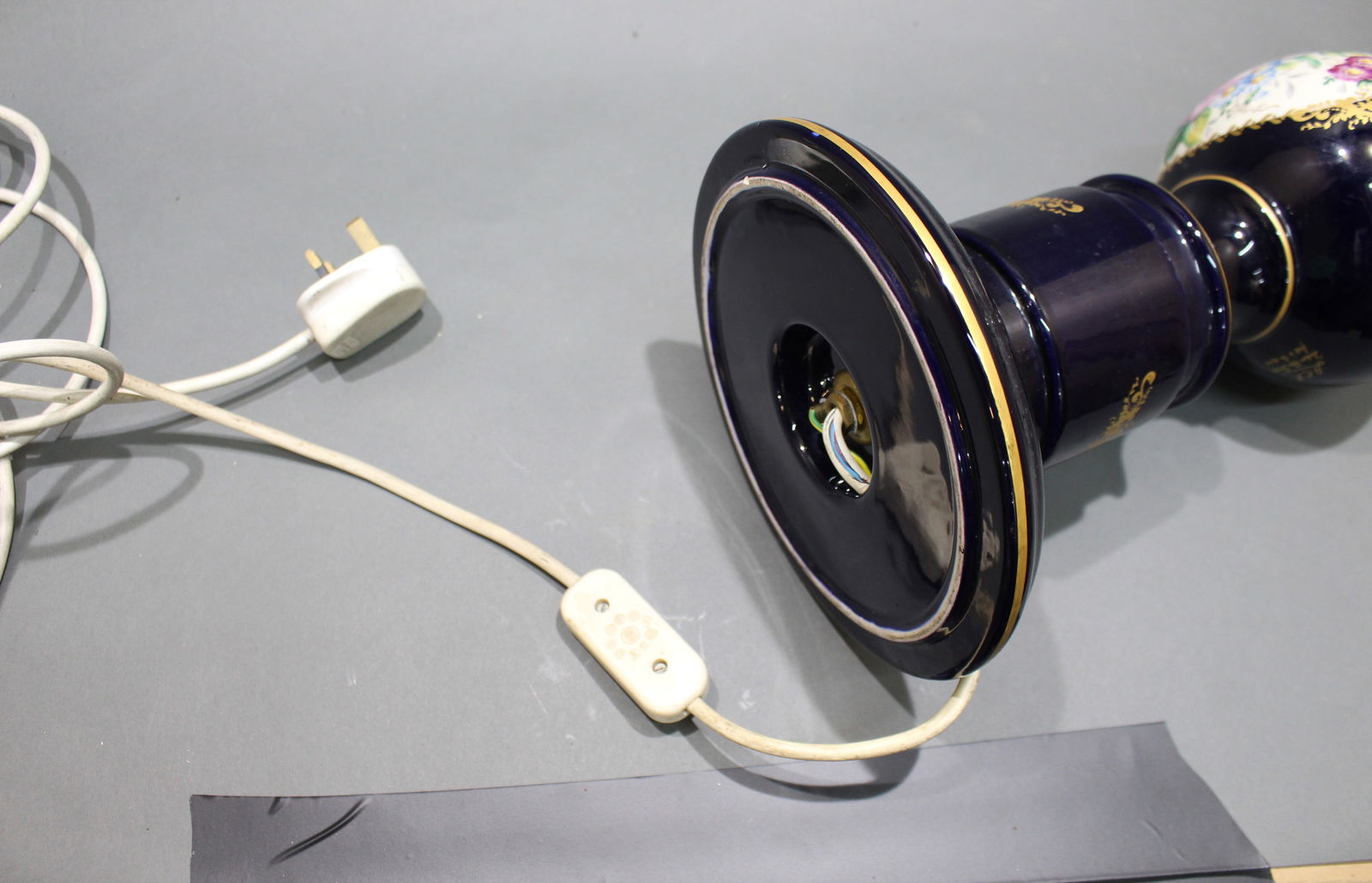 Vintage French-Style Porcelain Table Lamp with Floral Decoration - 10