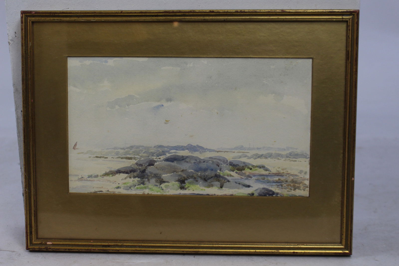Edwardian Beach Waterclour Set in Gilt Frame: Title: Edwardian Beach Waterclour Set in Gilt Frame Description: Edwardian watercolour. Unsigned. Mounted & set behind glass in gilt frame. Frame measures 34.5 x 25 cm. Very minor foxing.