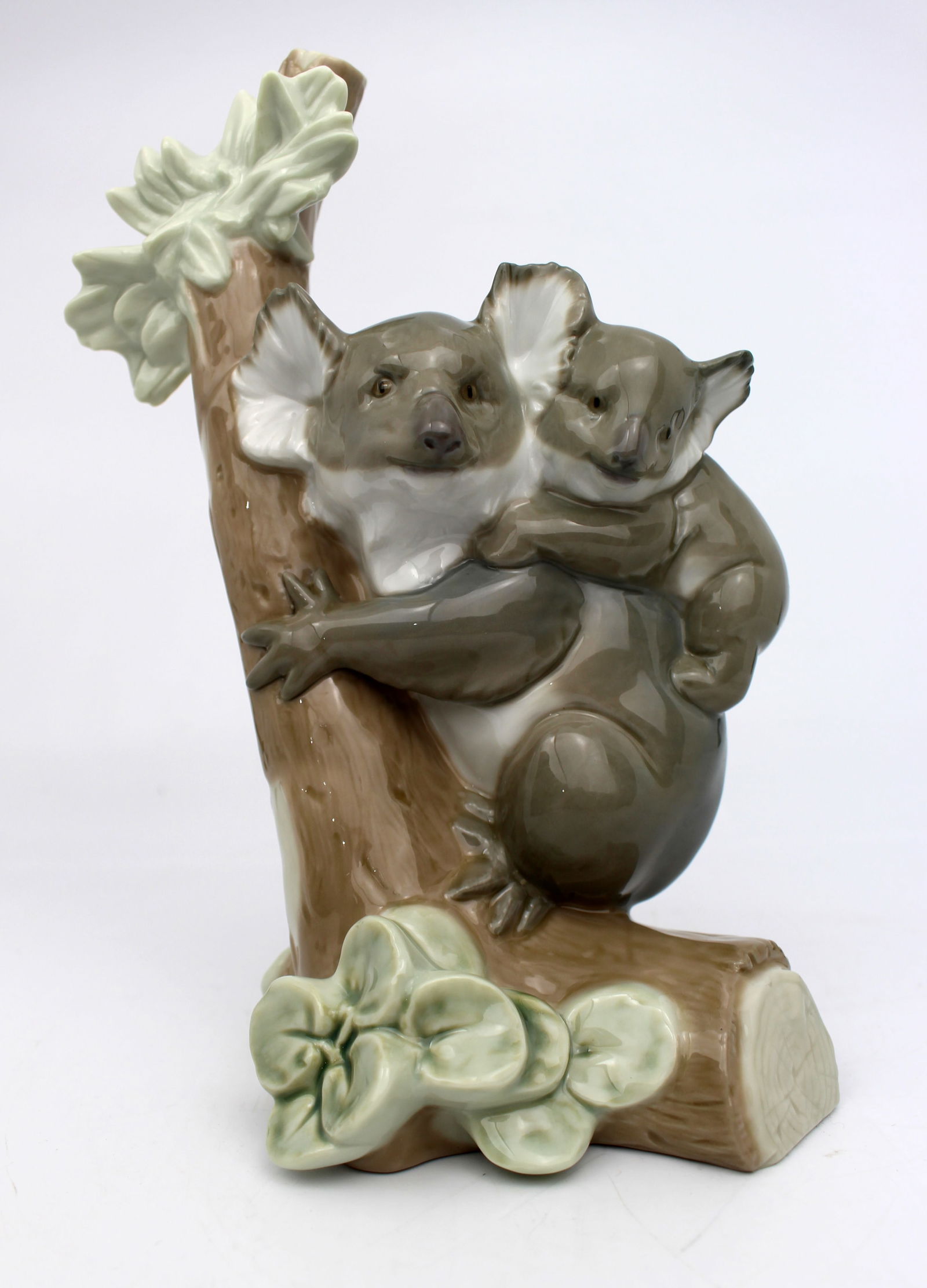 Lladro Koala Bears 5461: Title: Lladro Koala Bears 5461 Description: Lladró Porcelain Koala Bears Figurine No. 5461 A charming Lladró porcelain figure depicting a mother koala with her joey clinging t