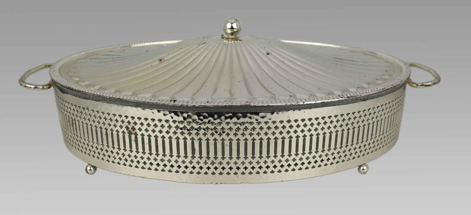 Vintage Silver Plated Lidded Serving Dish: Title: Vintage Silver Plated Lidded Serving Dish Description: Vintage Silver-Plated Serving Dish with Pyrex Glass Insert This vintage serving dish features a silver-plated metal base w