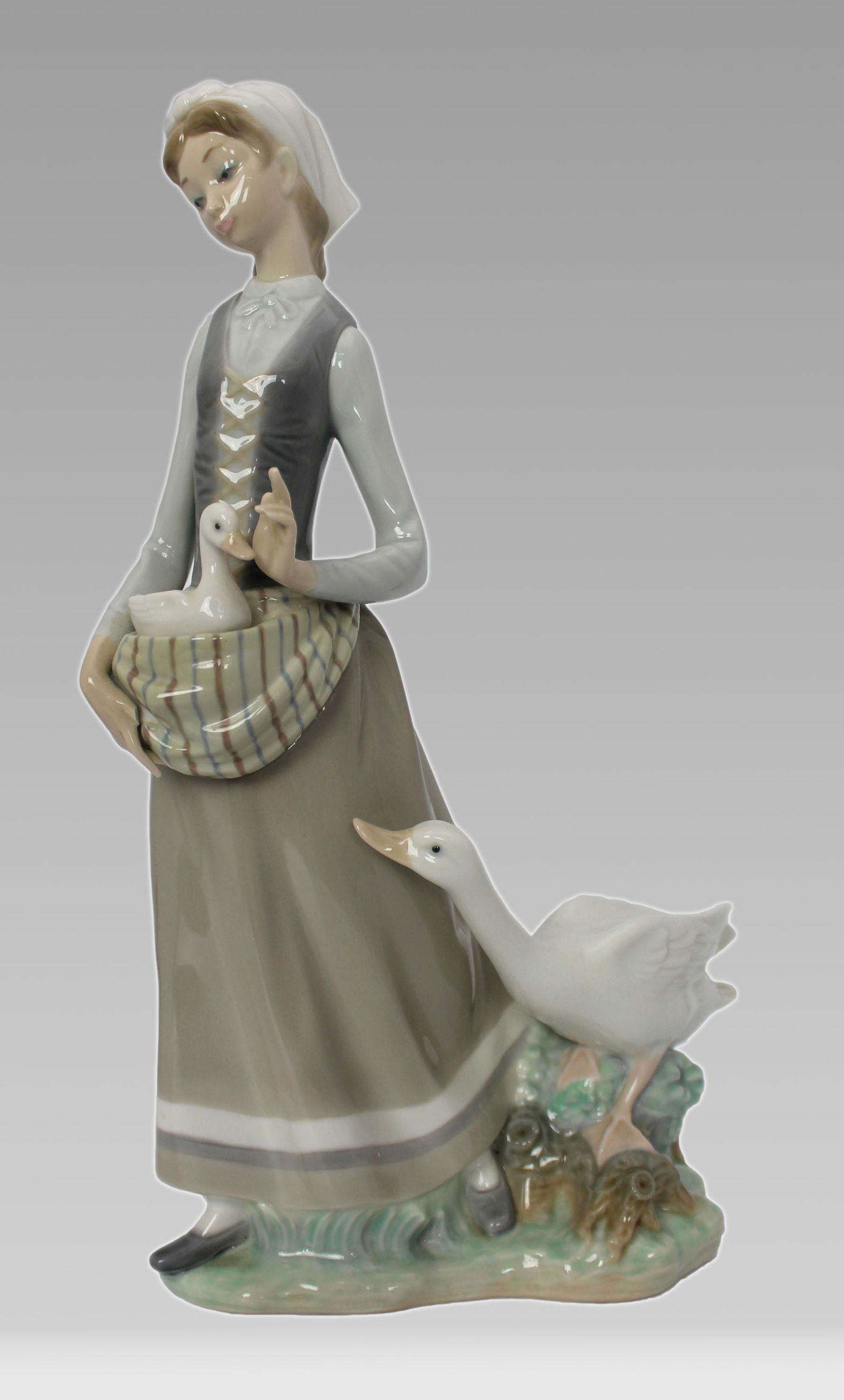 Lladro Girl with Geese Figurine: Title: Lladro Girl with Geese Figurine Description: Lladro Girl with Geese Figurine Vintage porcelain figurine by Llandró Measures 18 x 10 x 31 (h) cm First quality blue f