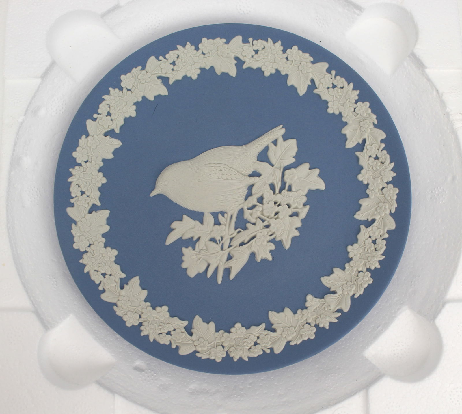 Wedgwood Jasperware Robin Cabinet Plate: Title: Wedgwood Jasperware Robin Cabinet Plate Description: Wedgwood Jasperware Robin Cabinet Plate Vintage English Wedgwood Jasperware plate Width 17 Good condition; with certificate in