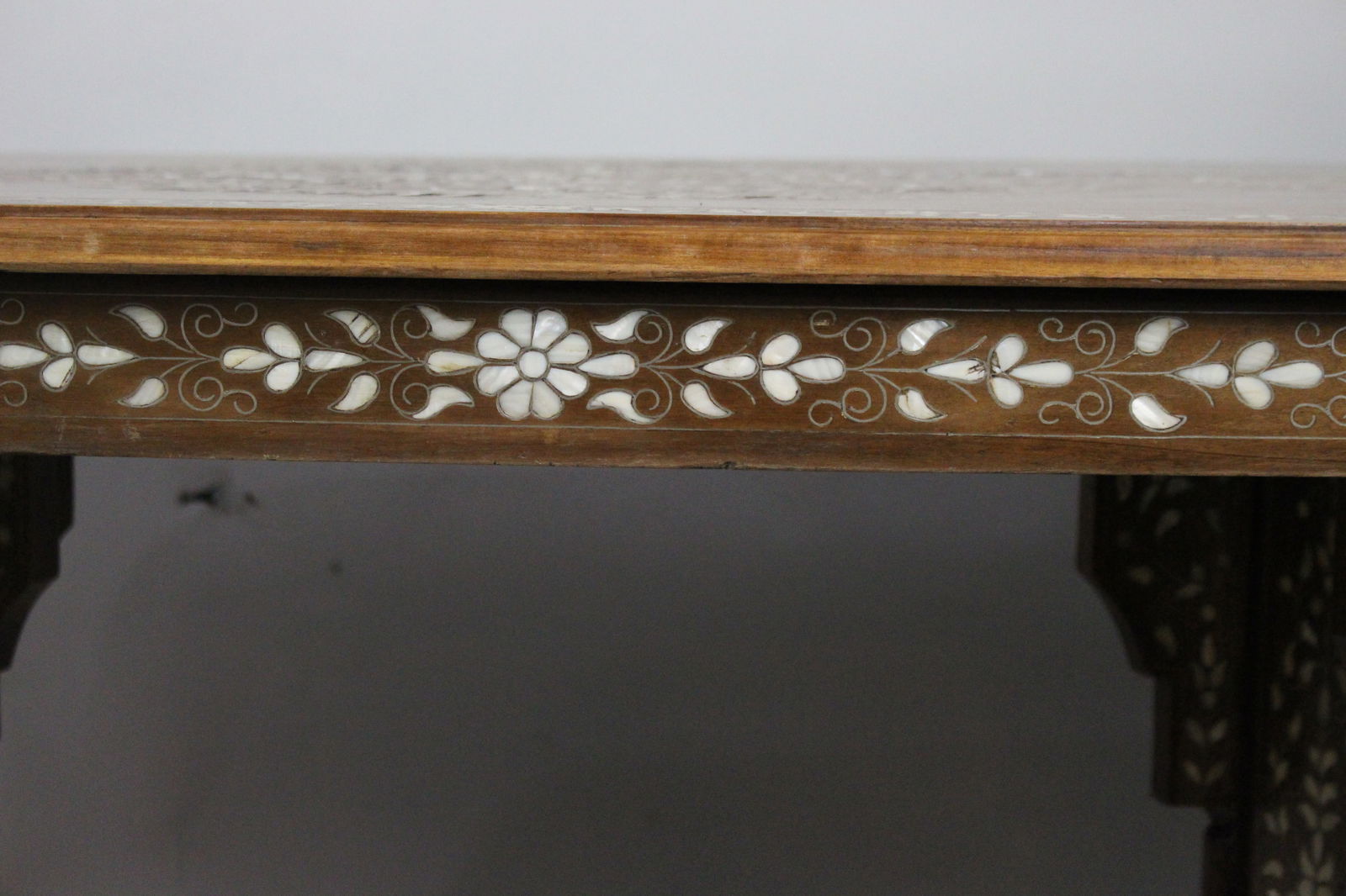 Mid-20th Century Anglo-Indian Inlaid Dining Table - 10