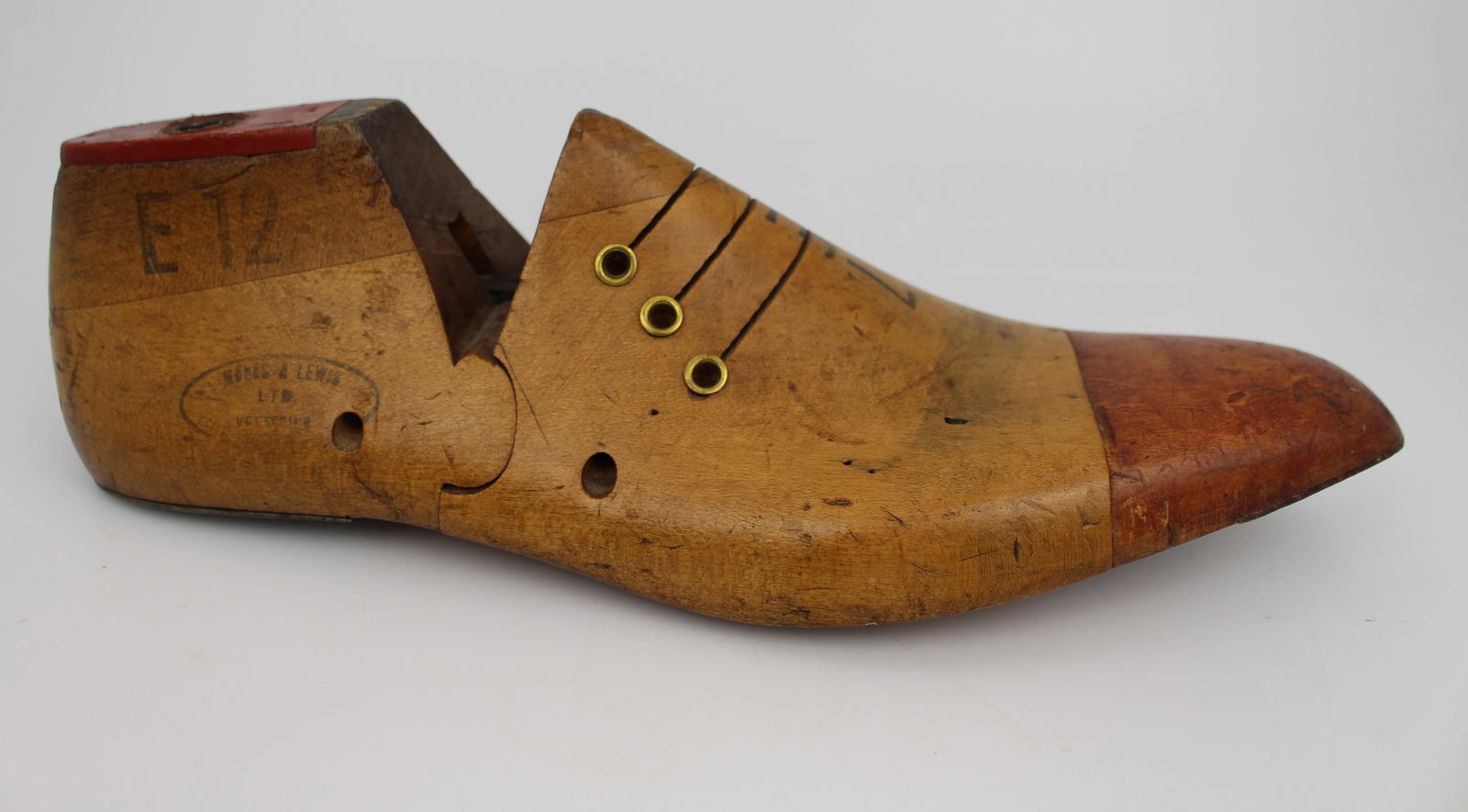 Vintage Wooden Shoe Last by Regis & Lewis Ltd – Size 7F: Title: Vintage Wooden Shoe Last by Regis & Lewis Ltd – Size 7F Description: Vintage Wooden Shoe Last by Regis & Lewis Ltd – Size 7F – 28cm A fine mid-20th century wooden