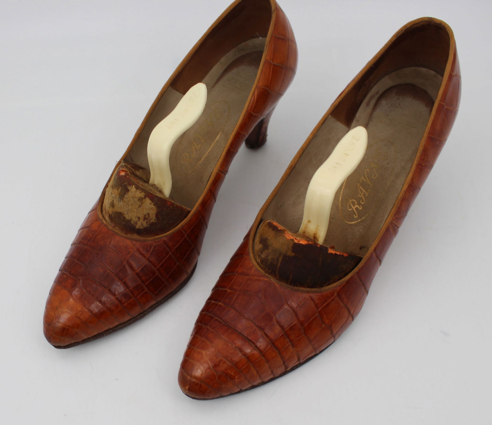Pair of Vintage Ladies Ravne High Heel Court Shoes - 2