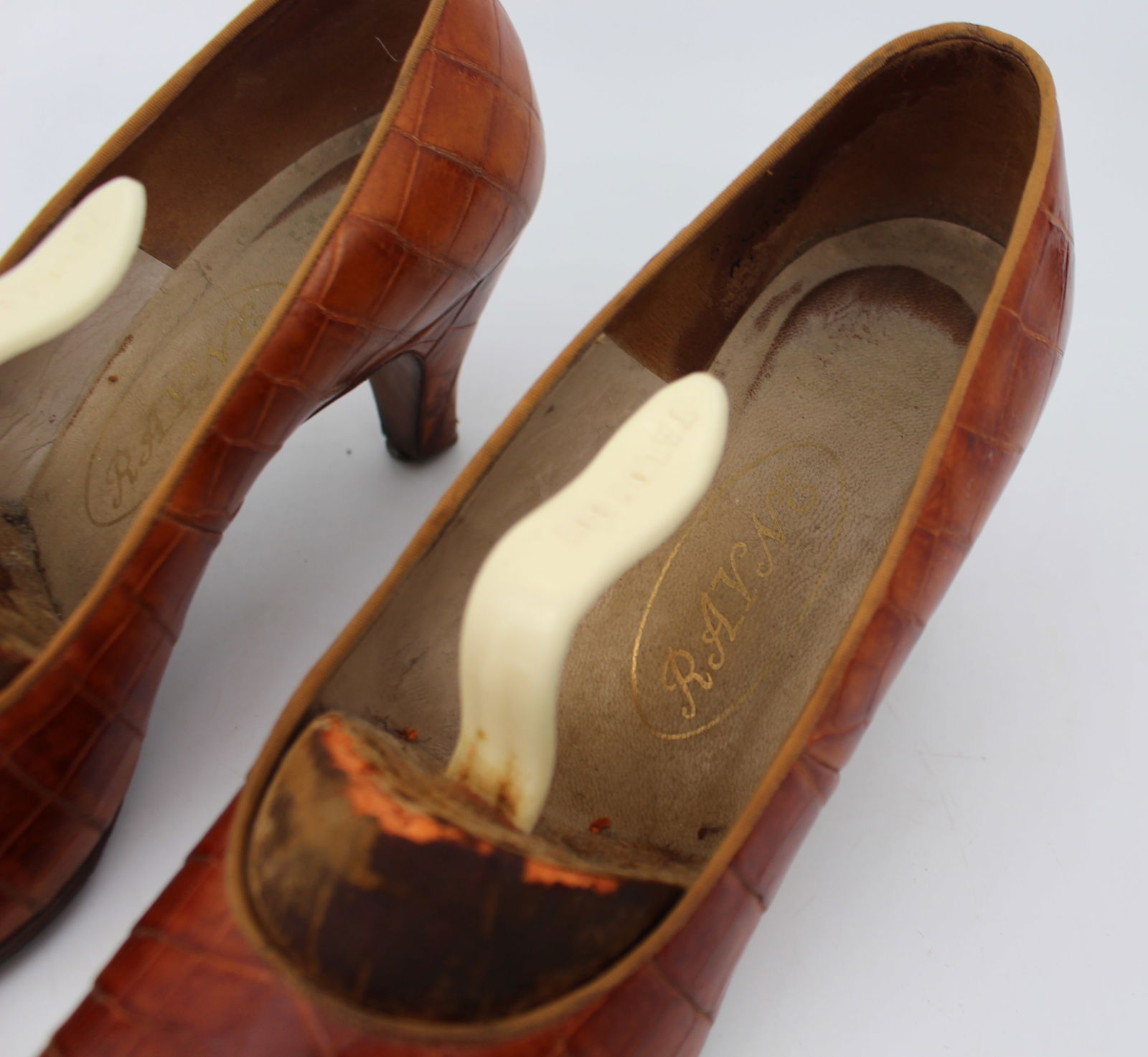 Pair of Vintage Ladies Ravne High Heel Court Shoes - 3