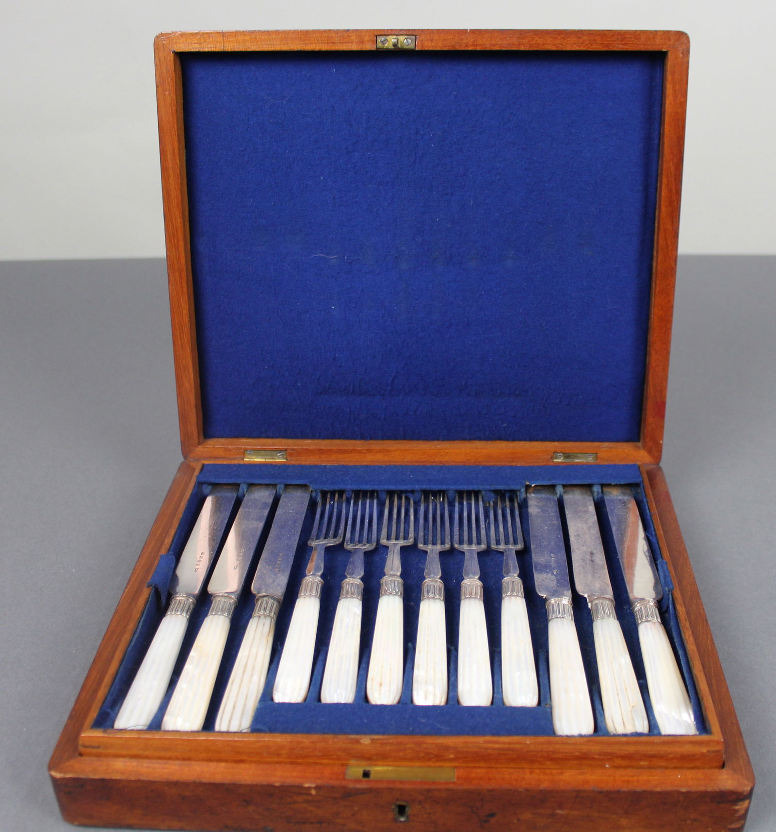 Victorian Mother-of-Pearl Handled Dessert Cutlery Set by Walker & Hall: Title: Victorian Mother-of-Pearl Handled Dessert Cutlery Set by Walker & Hall Description: Victorian Mother-of-Pearl Handled Dessert Cutlery Set by Walker & Hall A fine English