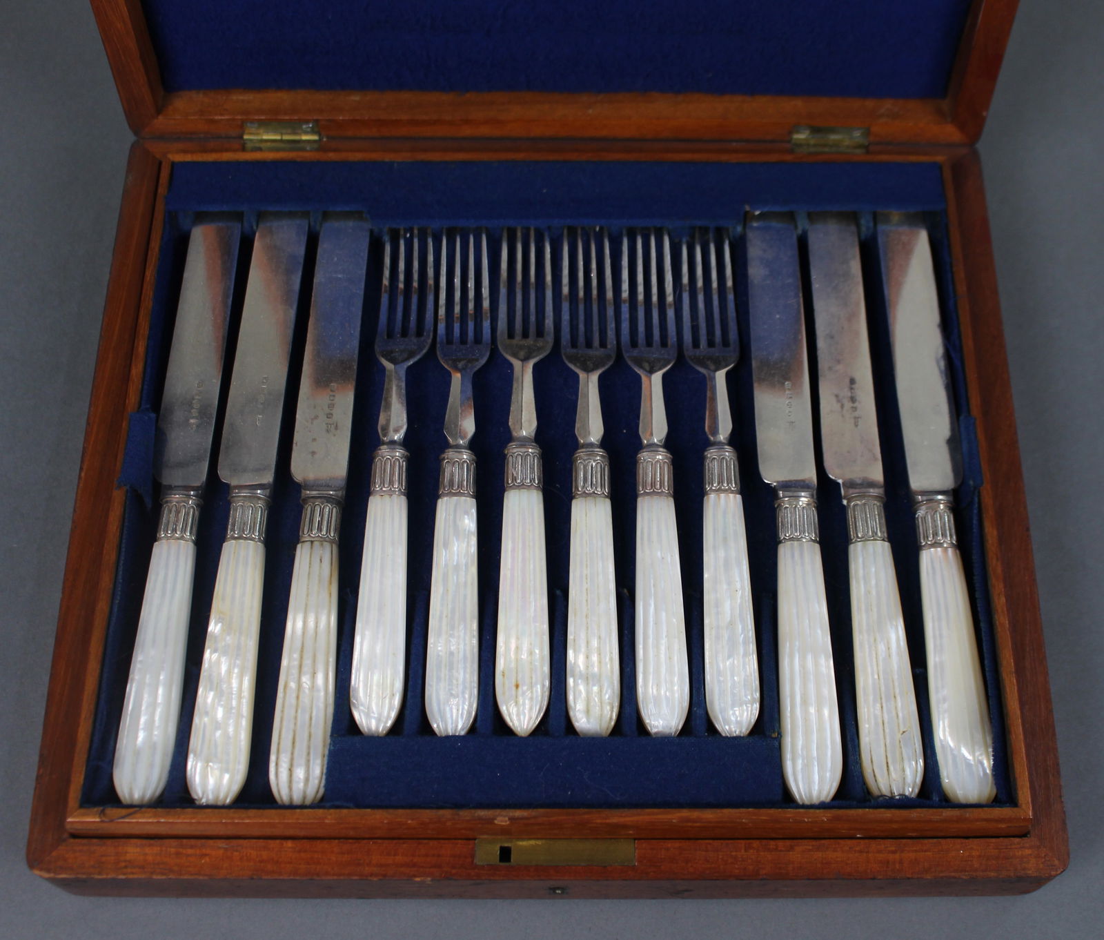 Victorian Mother-of-Pearl Handled Dessert Cutlery Set by Walker & Hall - 2