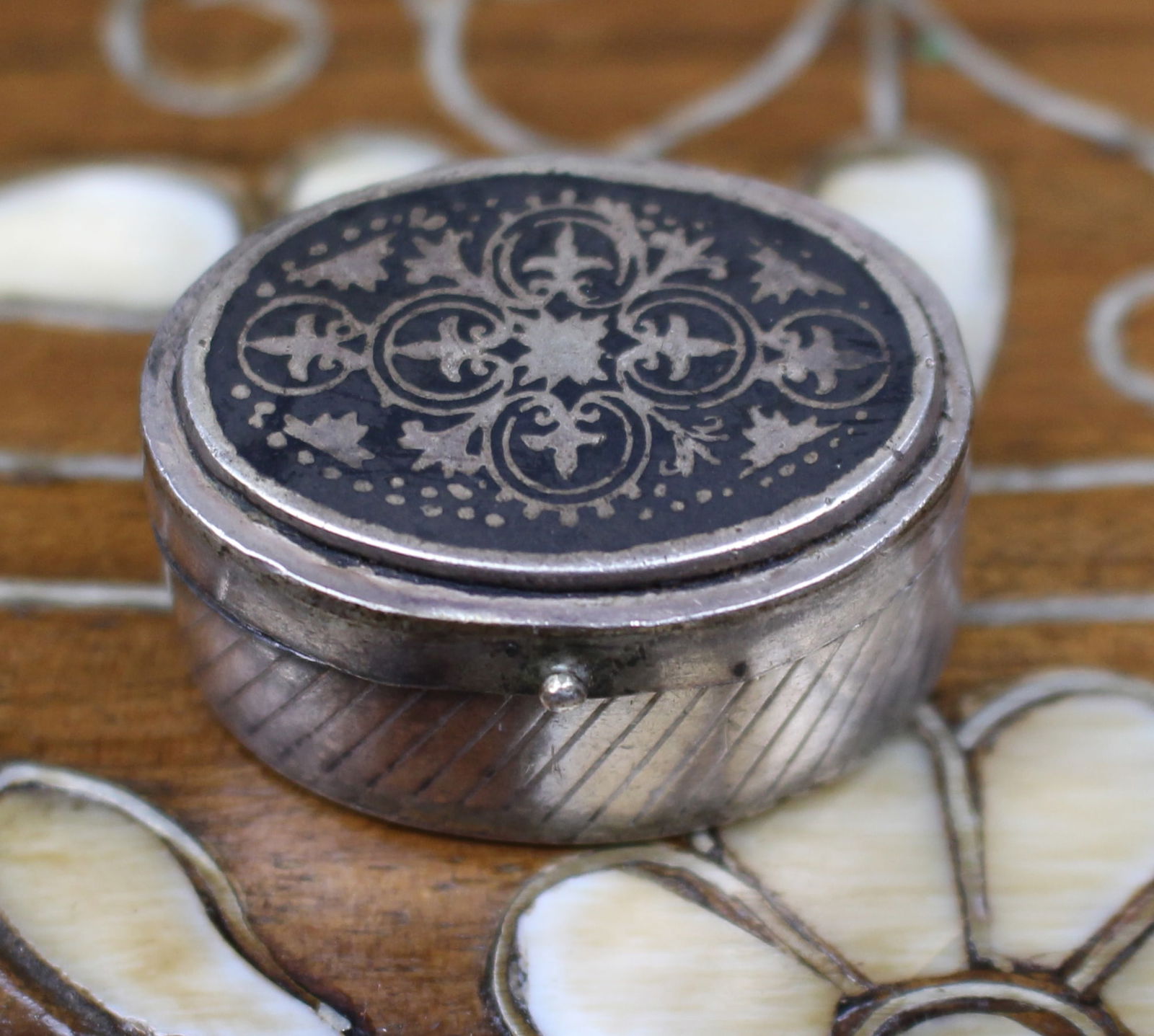 Vintage Sterling Silver Niello-Style Oval Pill Box, Marked 925 (1 of 6)