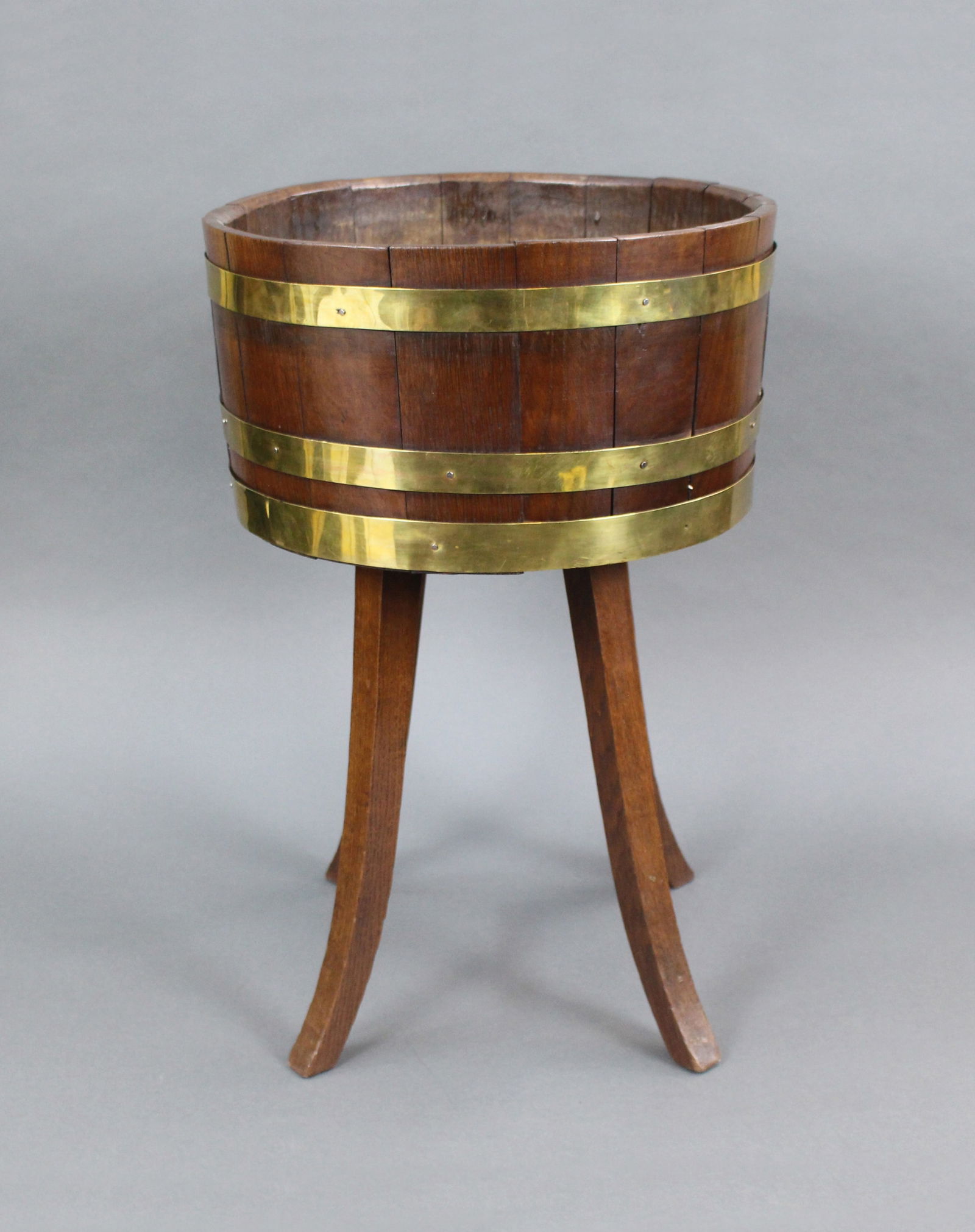 Georgian Brass Bound Oak Cellaret: Title: Georgian Brass Bound Oak Cellaret Description: Georgian Brass Bound Oak Cellaret We are pleased to offer for sale a fine example of a period Georgian cellaret, dating from the e